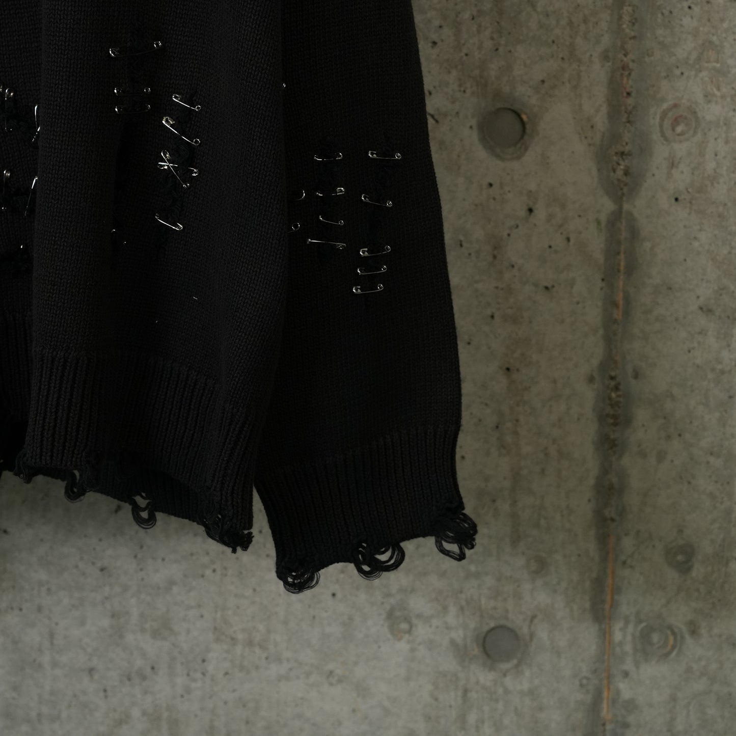 SLASHED BOYFRIEND SWEATER / Y174A:BLACK WITH PINS