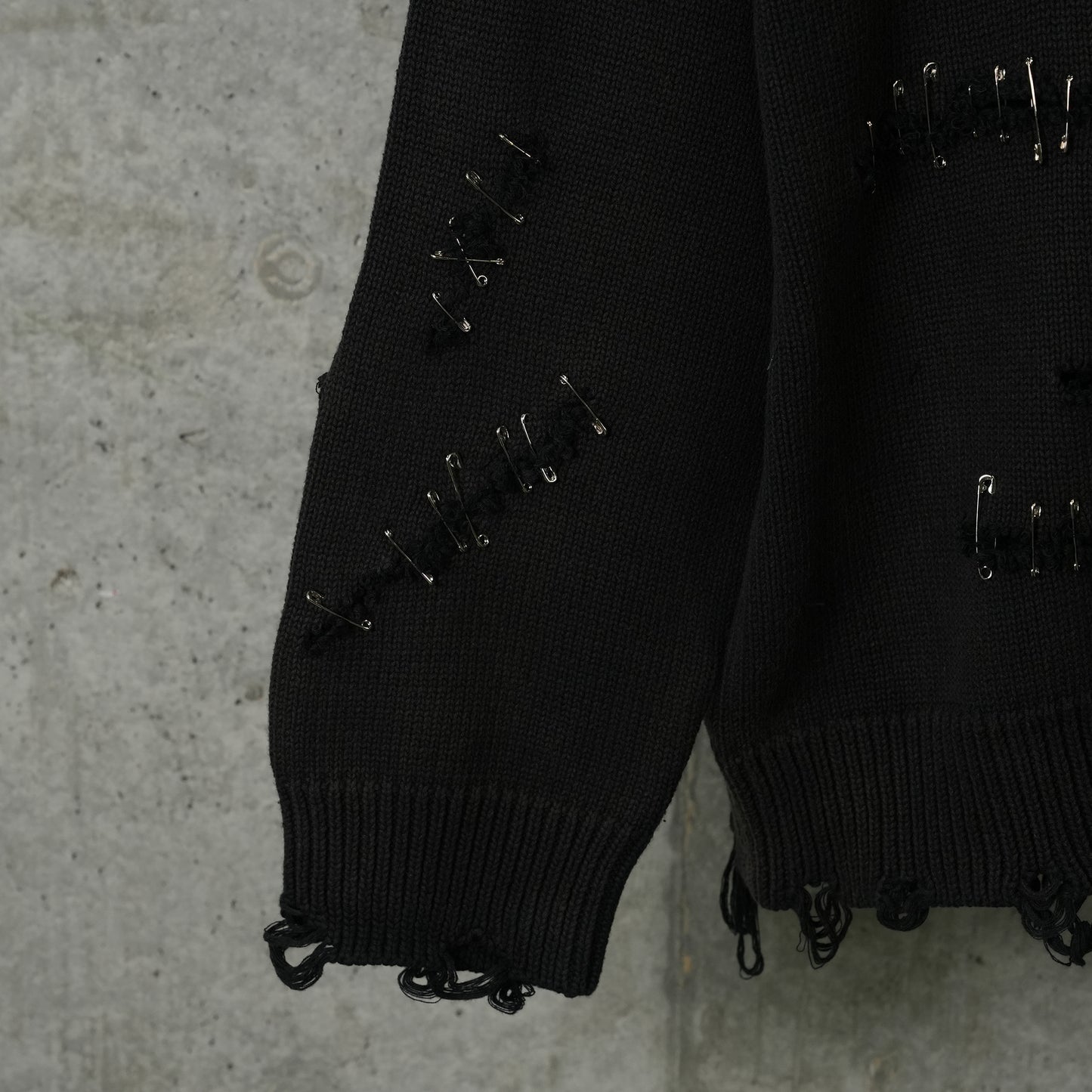 SLASHED BOYFRIEND SWEATER / Y174A:BLACK WITH PINS