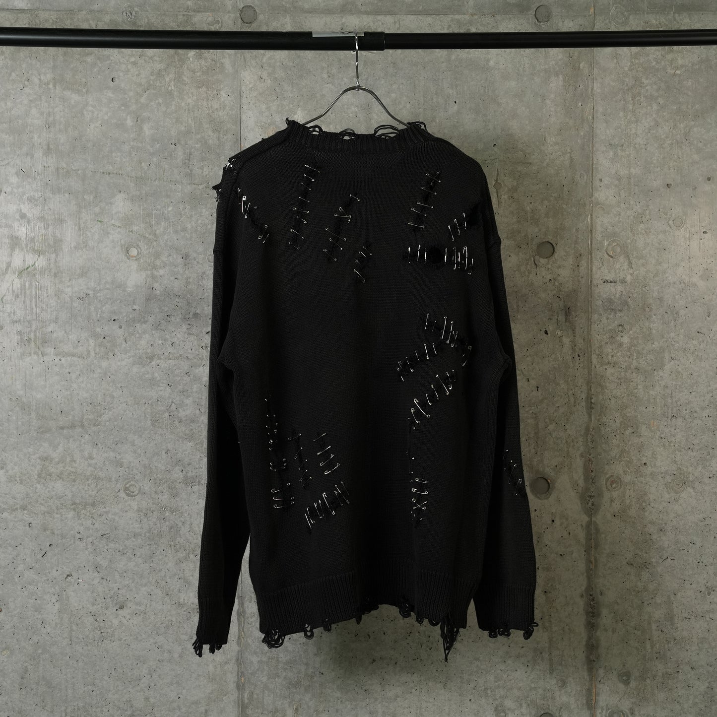 SLASHED BOYFRIEND SWEATER / Y174A:BLACK WITH PINS