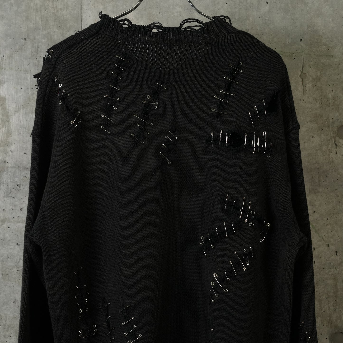 SLASHED BOYFRIEND SWEATER / Y174A:BLACK WITH PINS