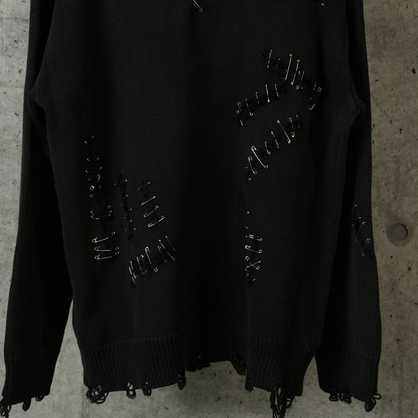 SLASHED BOYFRIEND SWEATER / Y174A:BLACK WITH PINS