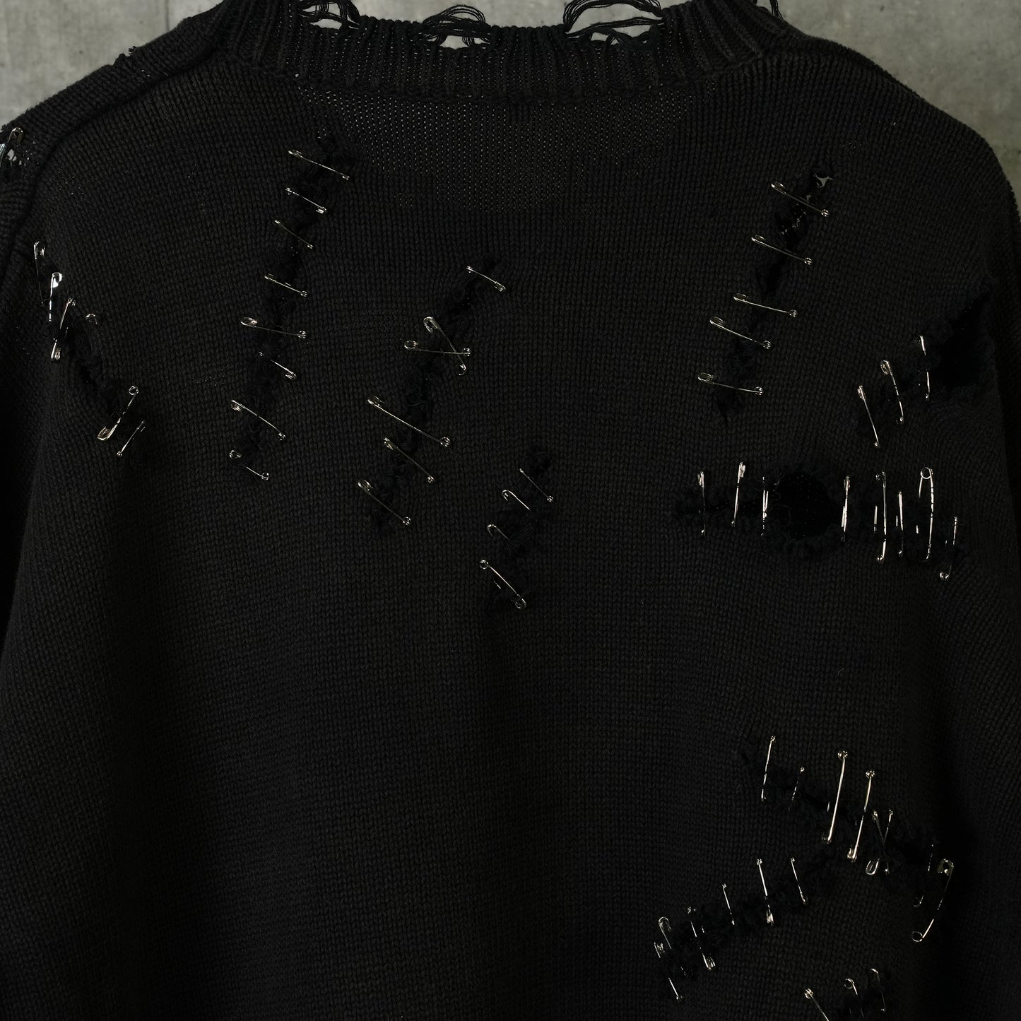 SLASHED BOYFRIEND SWEATER / Y174A:BLACK WITH PINS