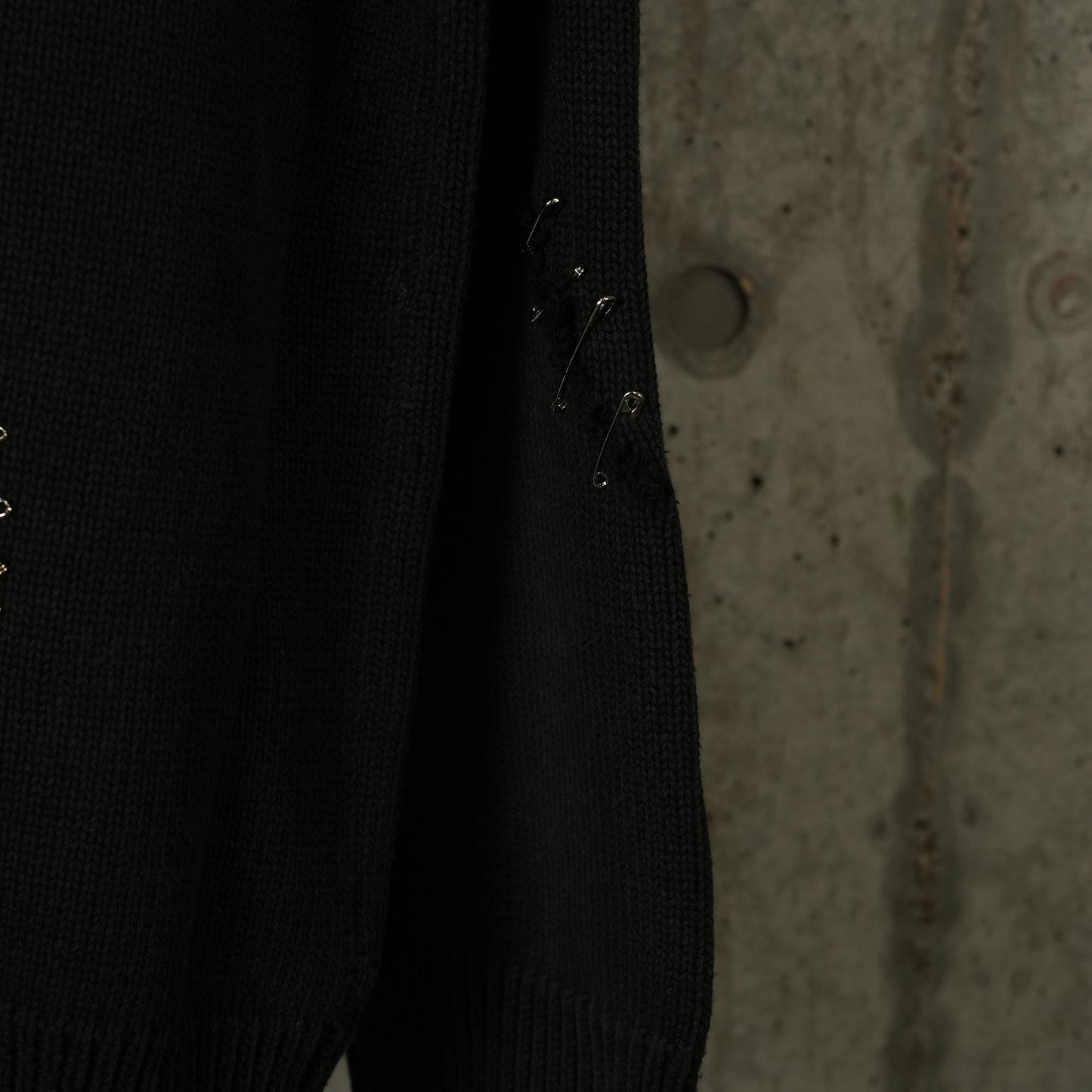 SLASHED BOYFRIEND SWEATER / Y174A:BLACK WITH PINS