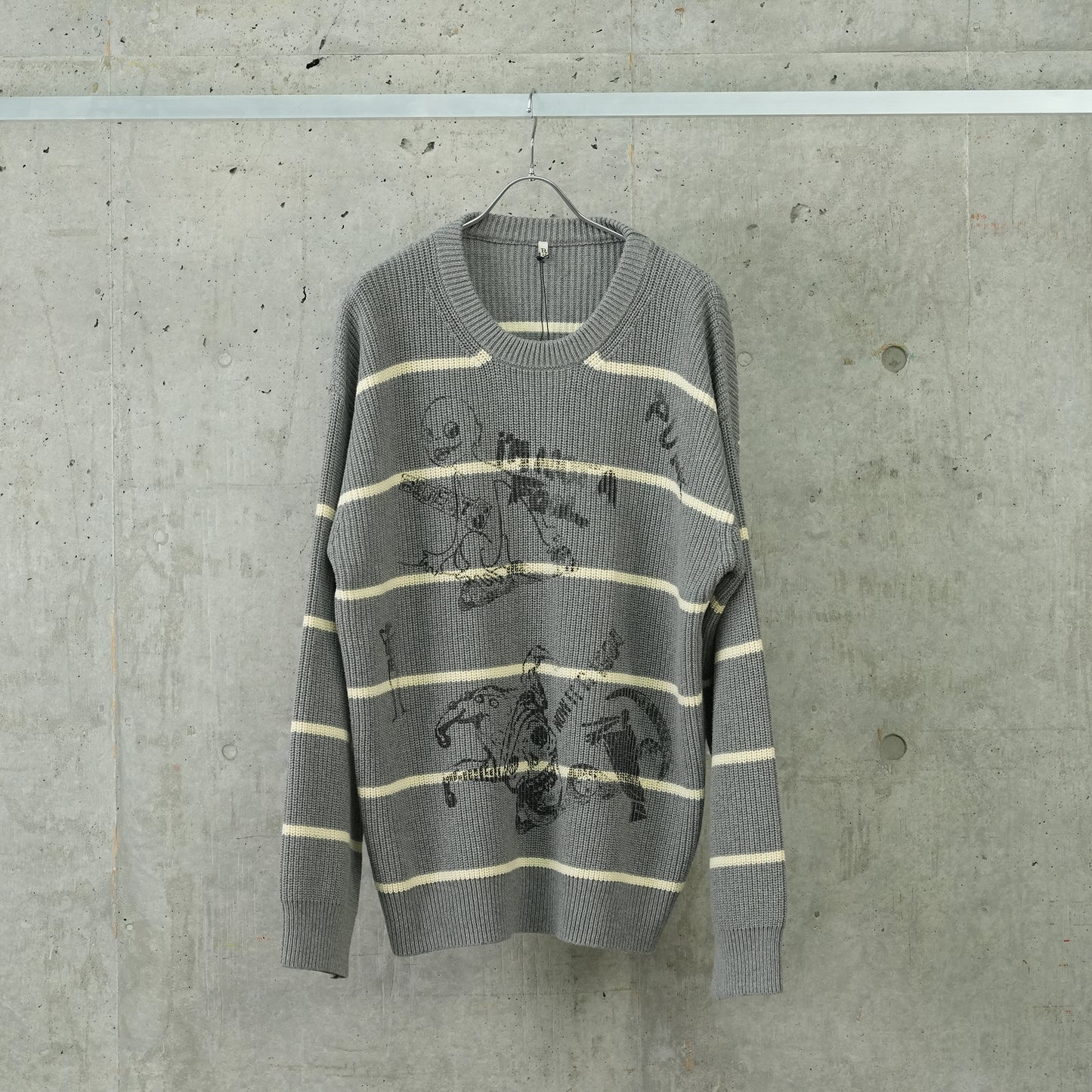 STRIPED BOYFRIEND SWEATER / Y148B:STRIPED HEATHER GREY WITH GRAPHICS