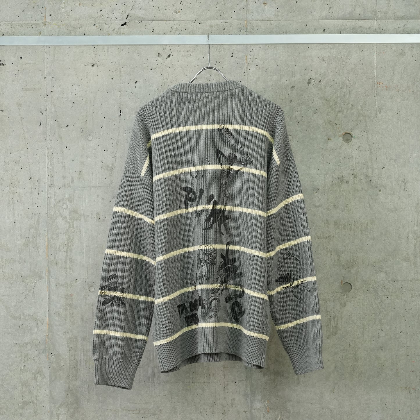 STRIPED BOYFRIEND SWEATER / Y148B:STRIPED HEATHER GREY WITH GRAPHICS