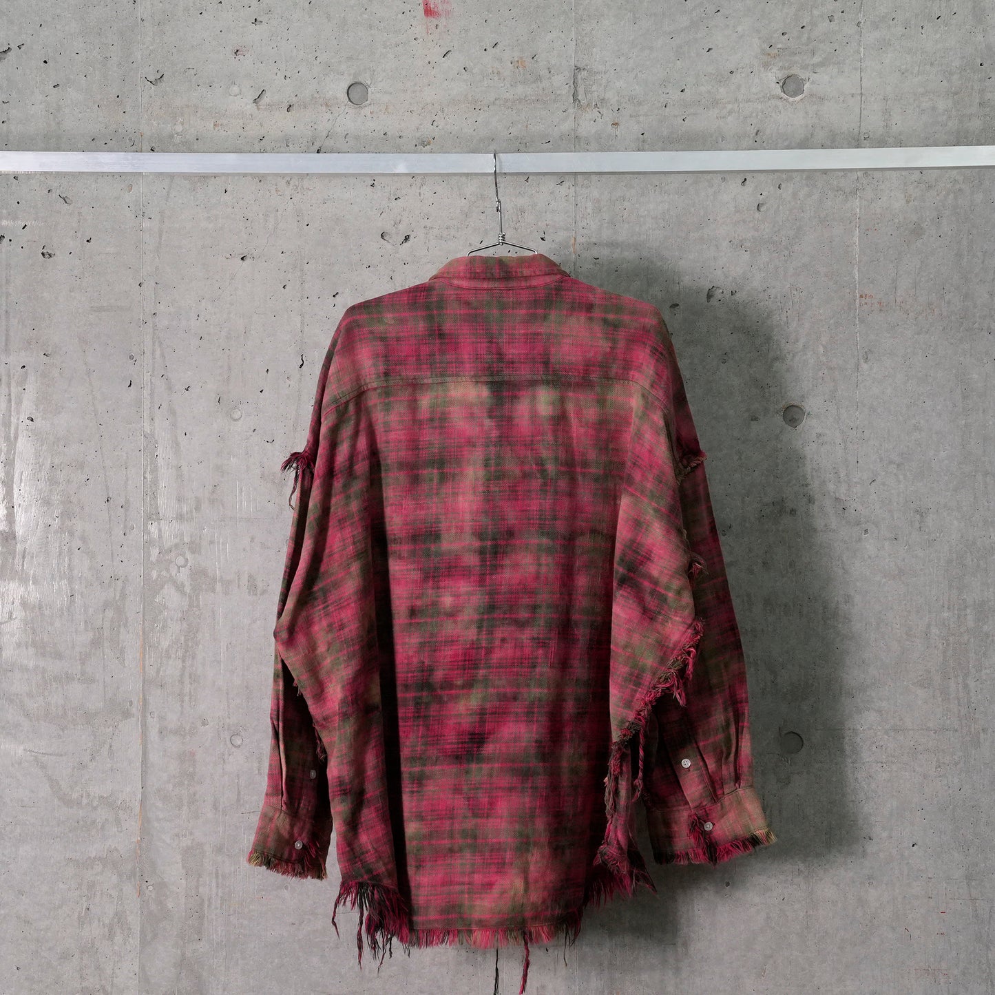 SHREDDED SEAM DROP NECK SHIRT / R461B:BLEACHED OUT RED PLAID