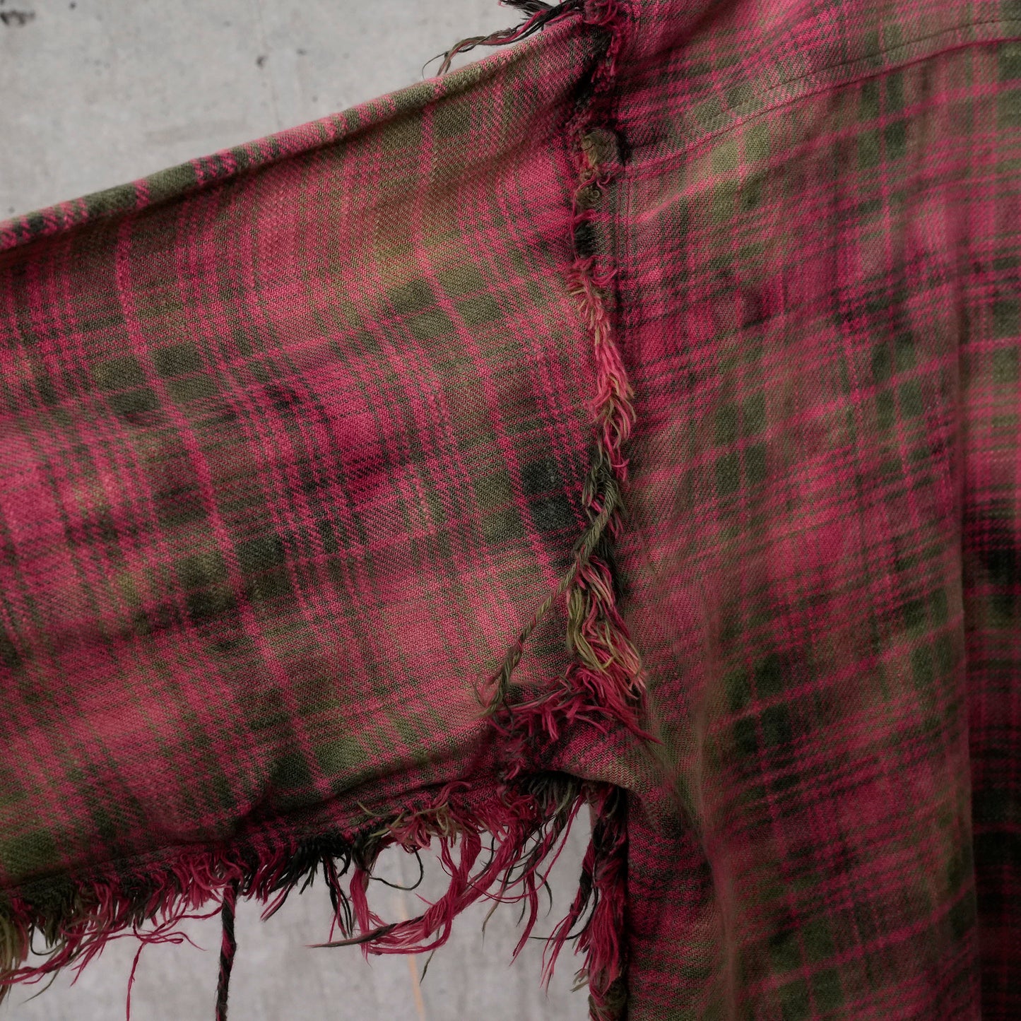 SHREDDED SEAM DROP NECK SHIRT / R461B:BLEACHED OUT RED PLAID