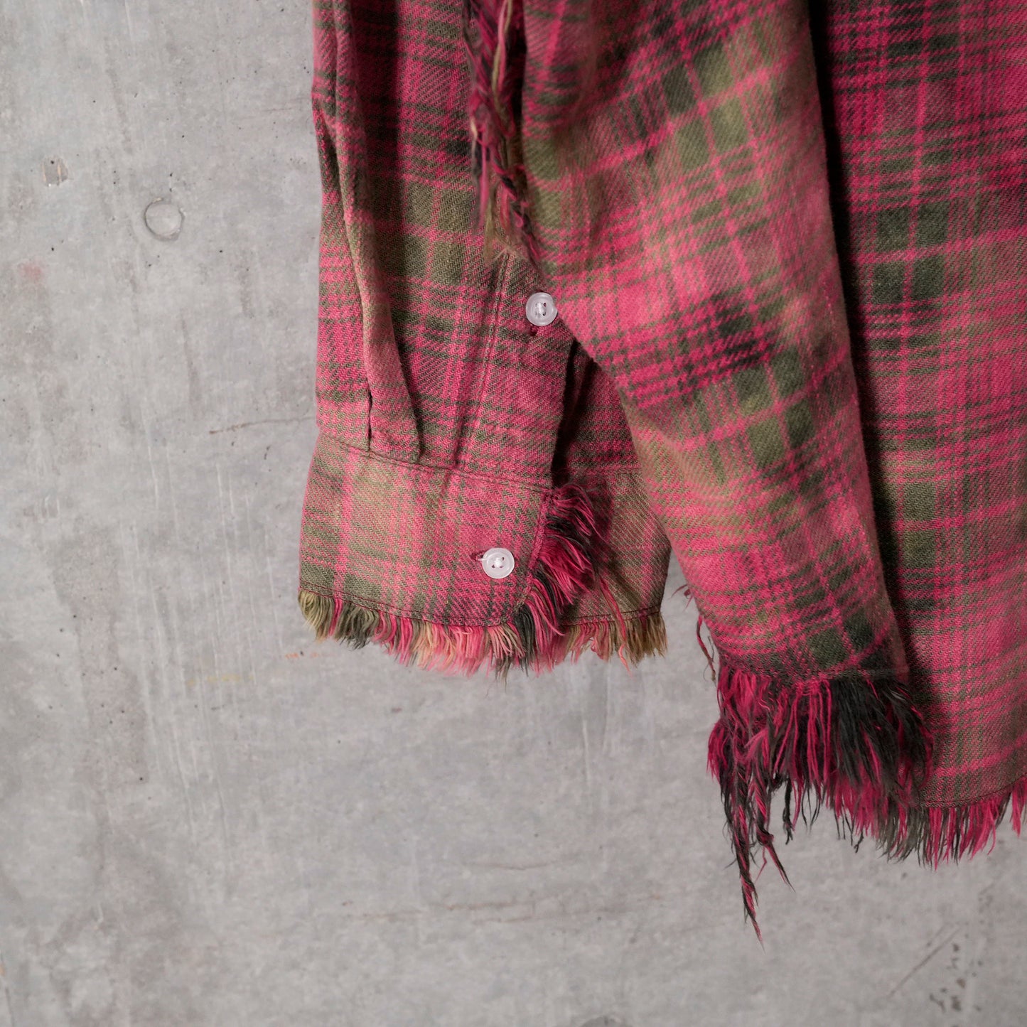 SHREDDED SEAM DROP NECK SHIRT / R461B:BLEACHED OUT RED PLAID