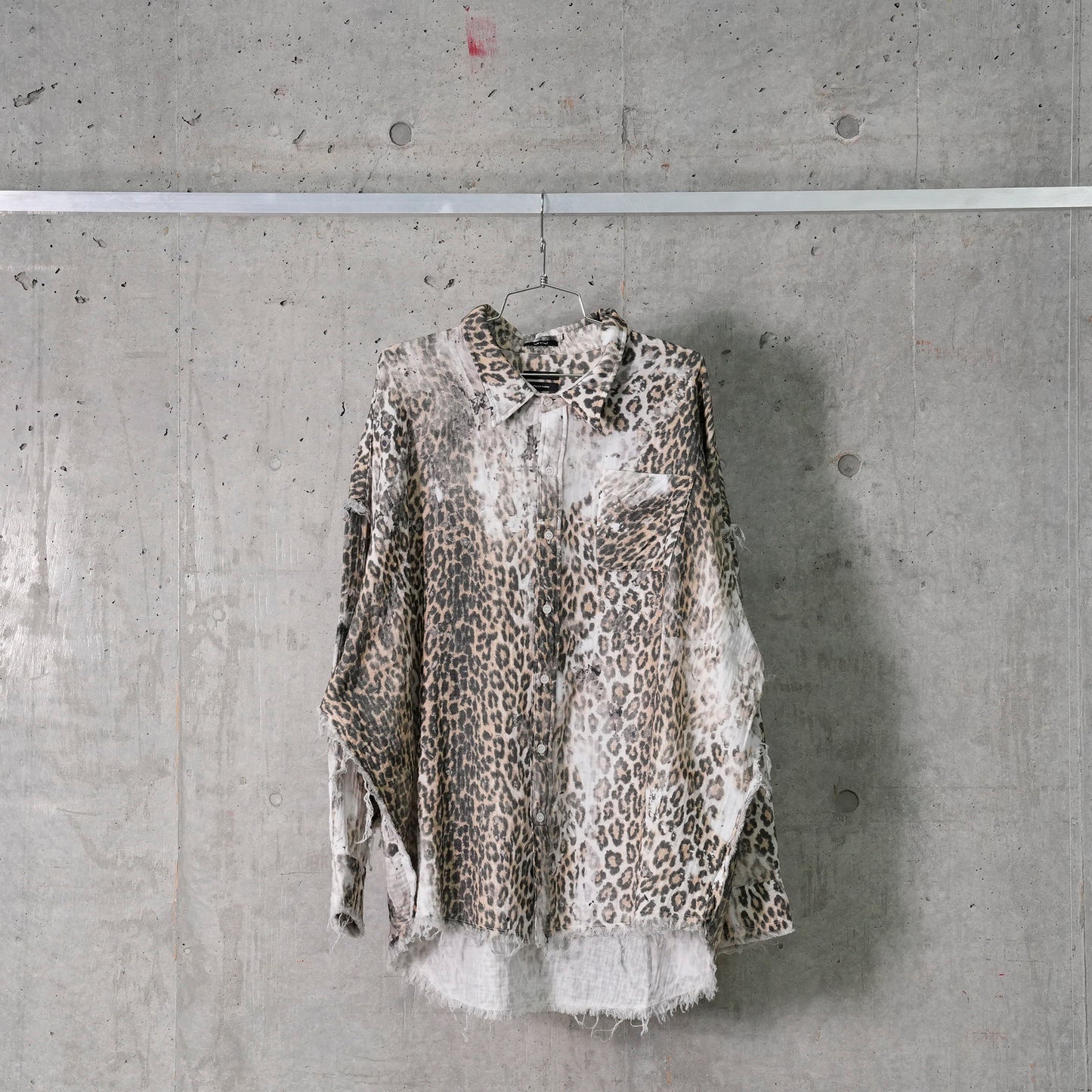 SHREDDED SEAM DROP NECK SHIRT / R469B:BLEACHED LEOPARD