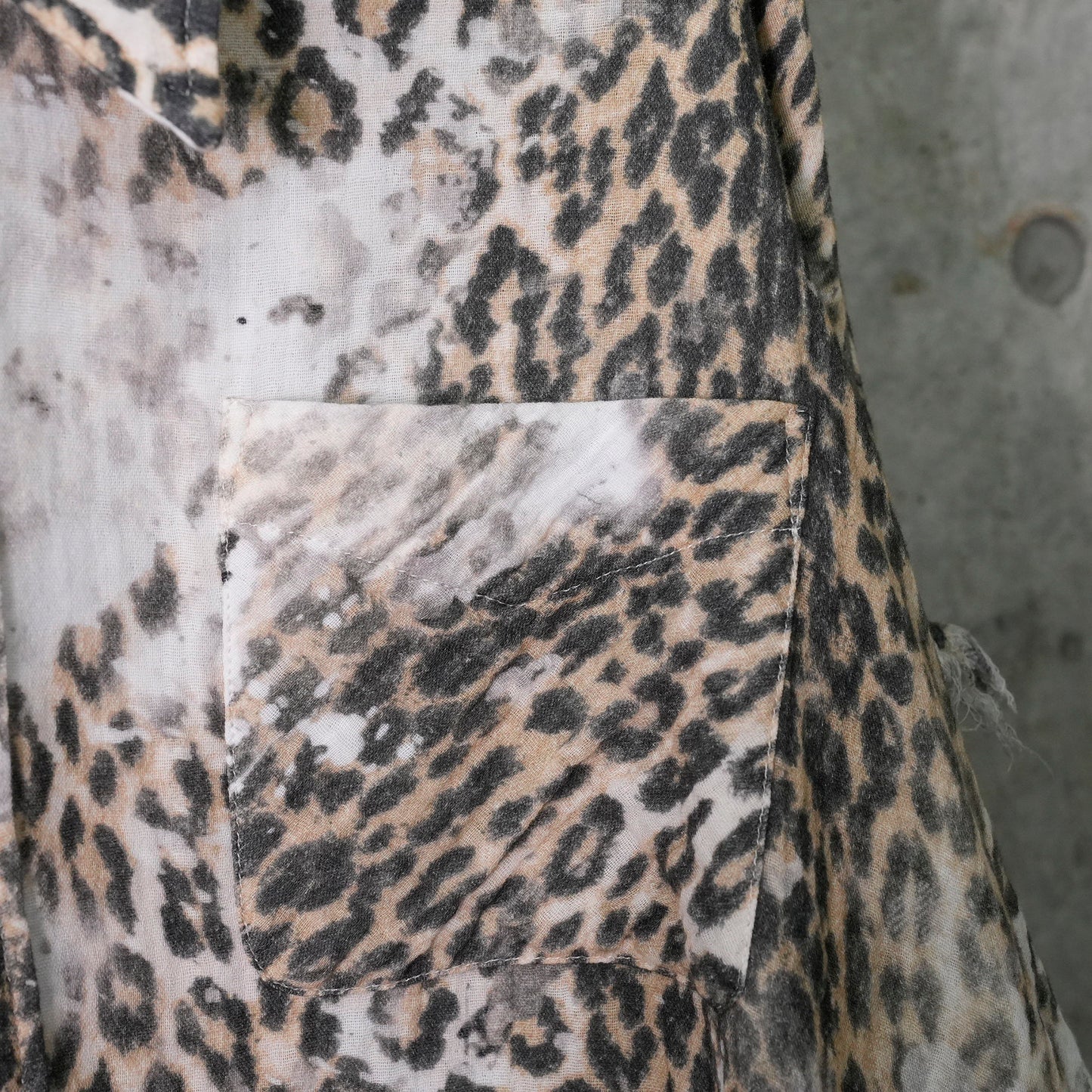 SHREDDED SEAM DROP NECK SHIRT / R469B:BLEACHED LEOPARD