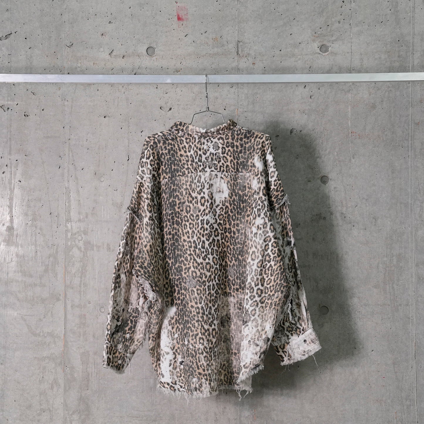 SHREDDED SEAM DROP NECK SHIRT / R469B:BLEACHED LEOPARD