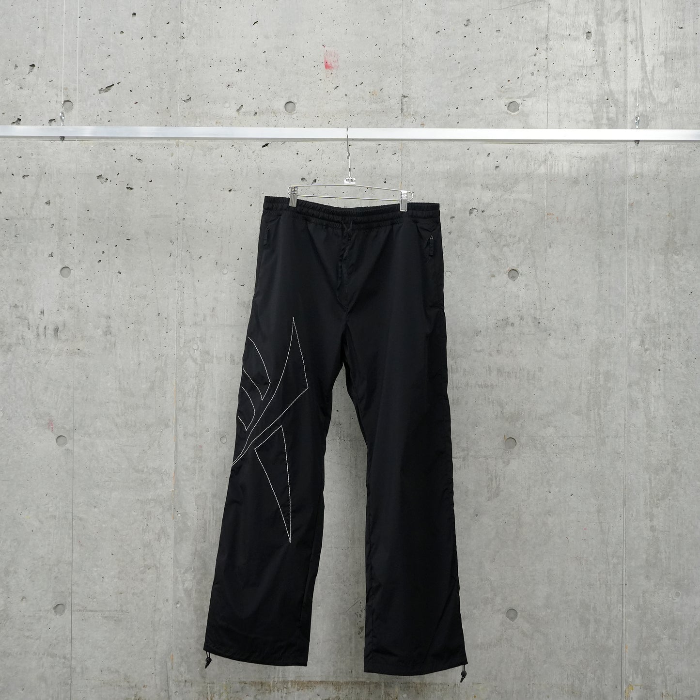 STITCHED LOGO TRACK PANTS / DARK GREY