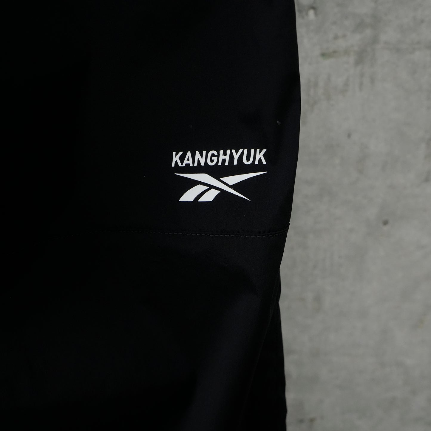 STITCHED LOGO TRACK PANTS / DARK GREY