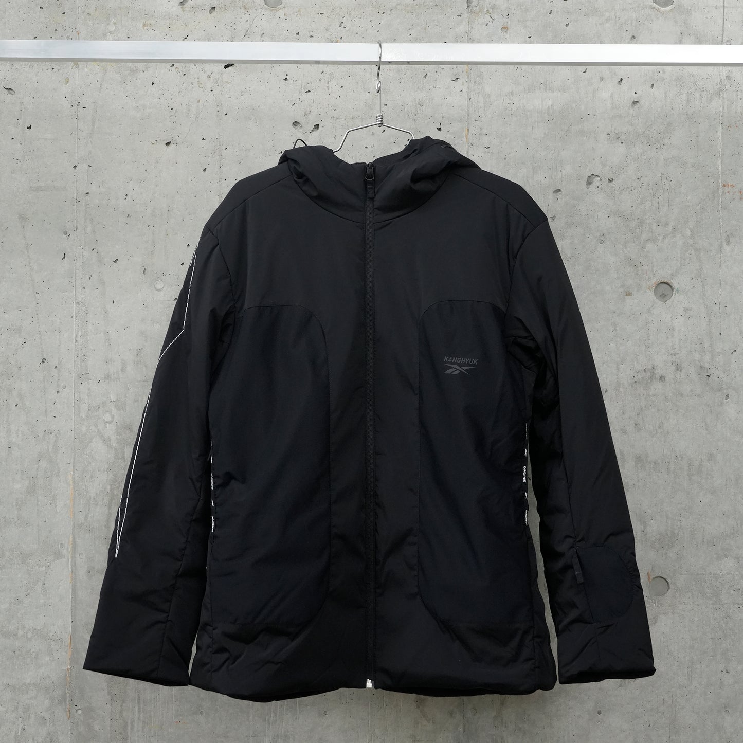 STITCHED LOGO PADDED JACKET / DARK GREY