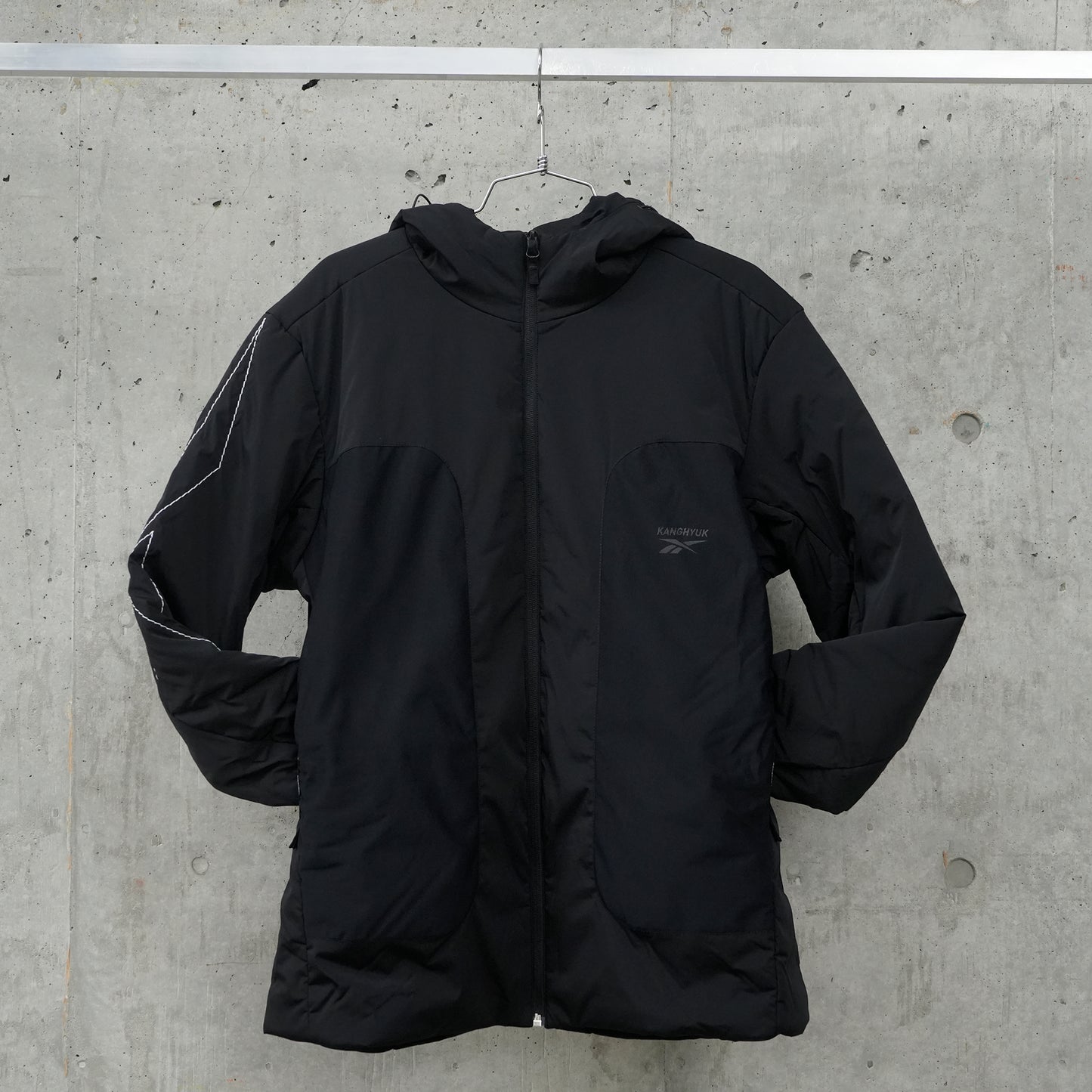 STITCHED LOGO PADDED JACKET / DARK GREY