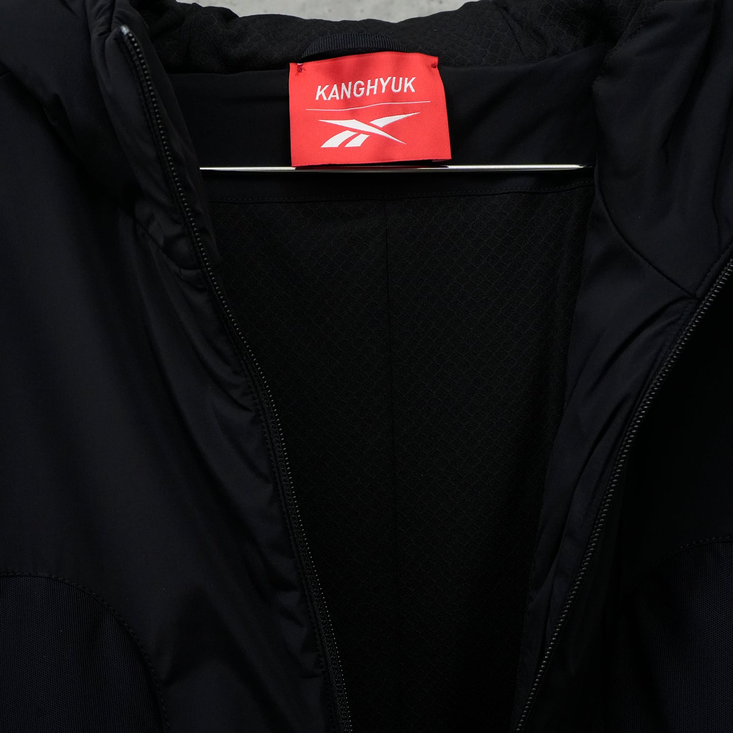 STITCHED LOGO PADDED JACKET / DARK GREY