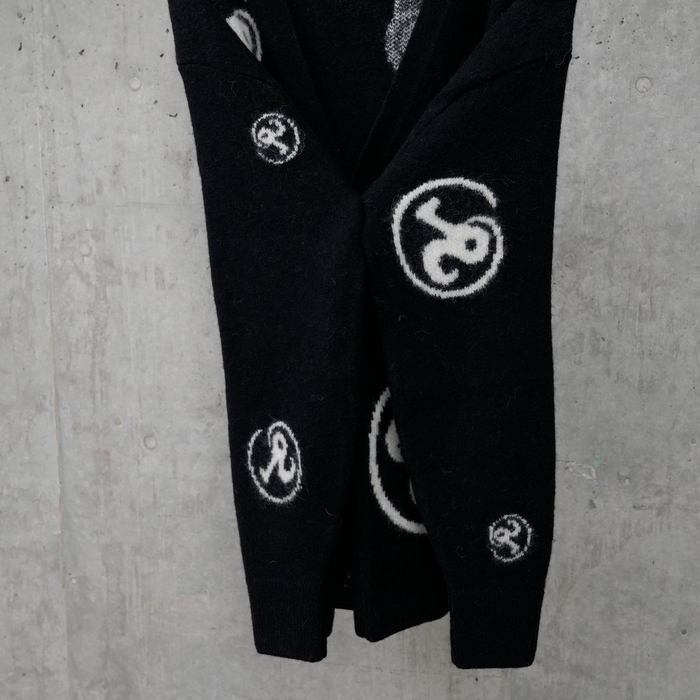 ALL-OVER GLYPHCARDIGAN / BLACK