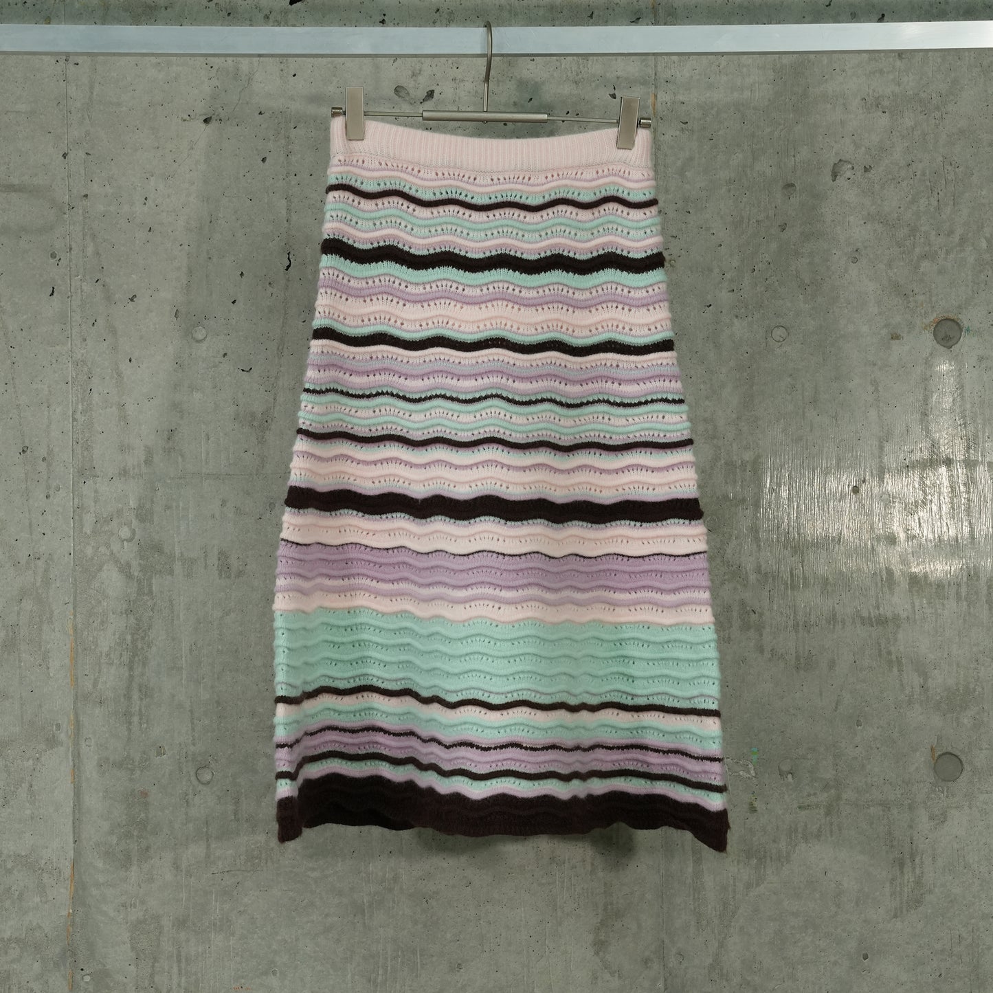 STRIPED WAVE KNIT MIDI SKIRT / LIGHT PINK