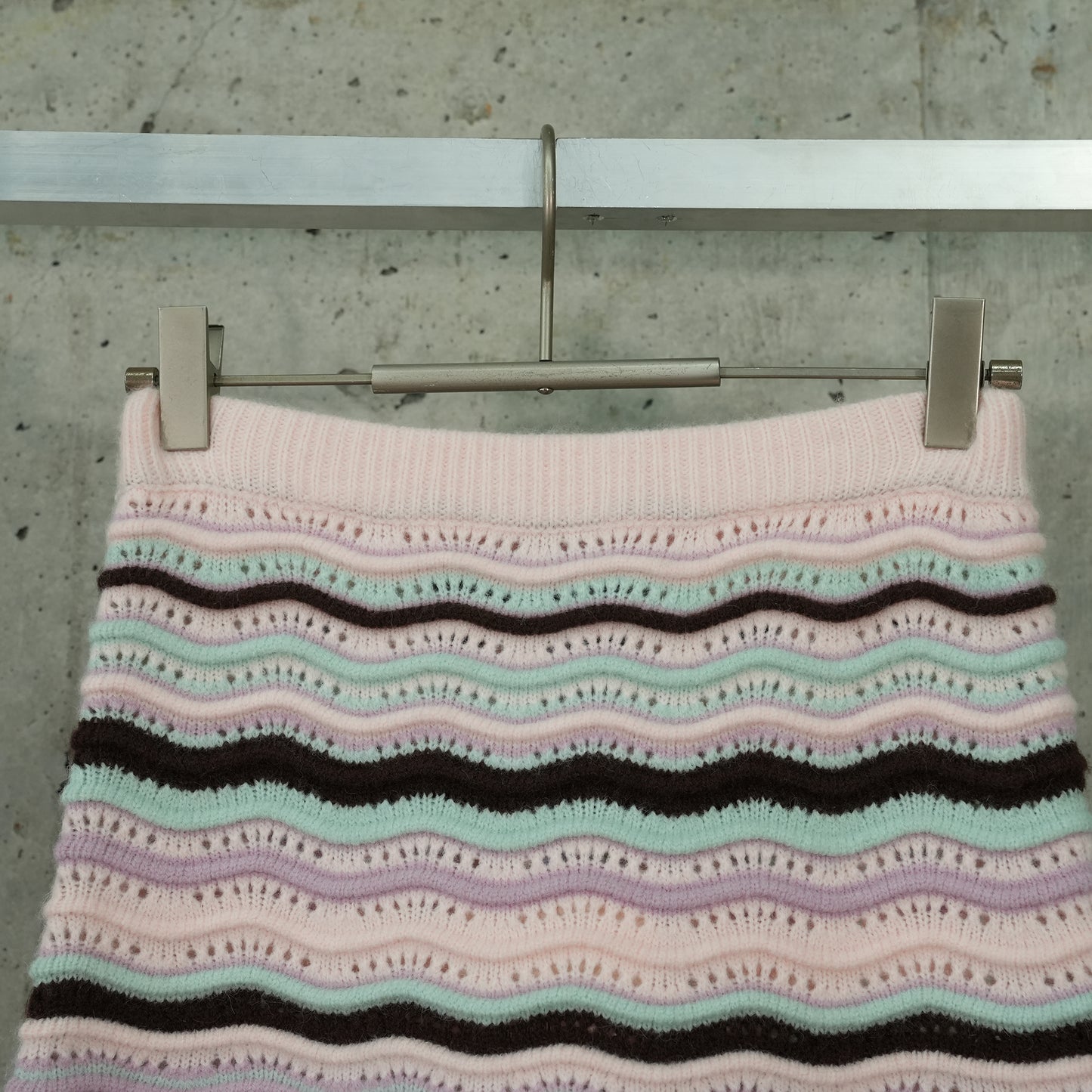 STRIPED WAVE KNIT MIDI SKIRT / LIGHT PINK