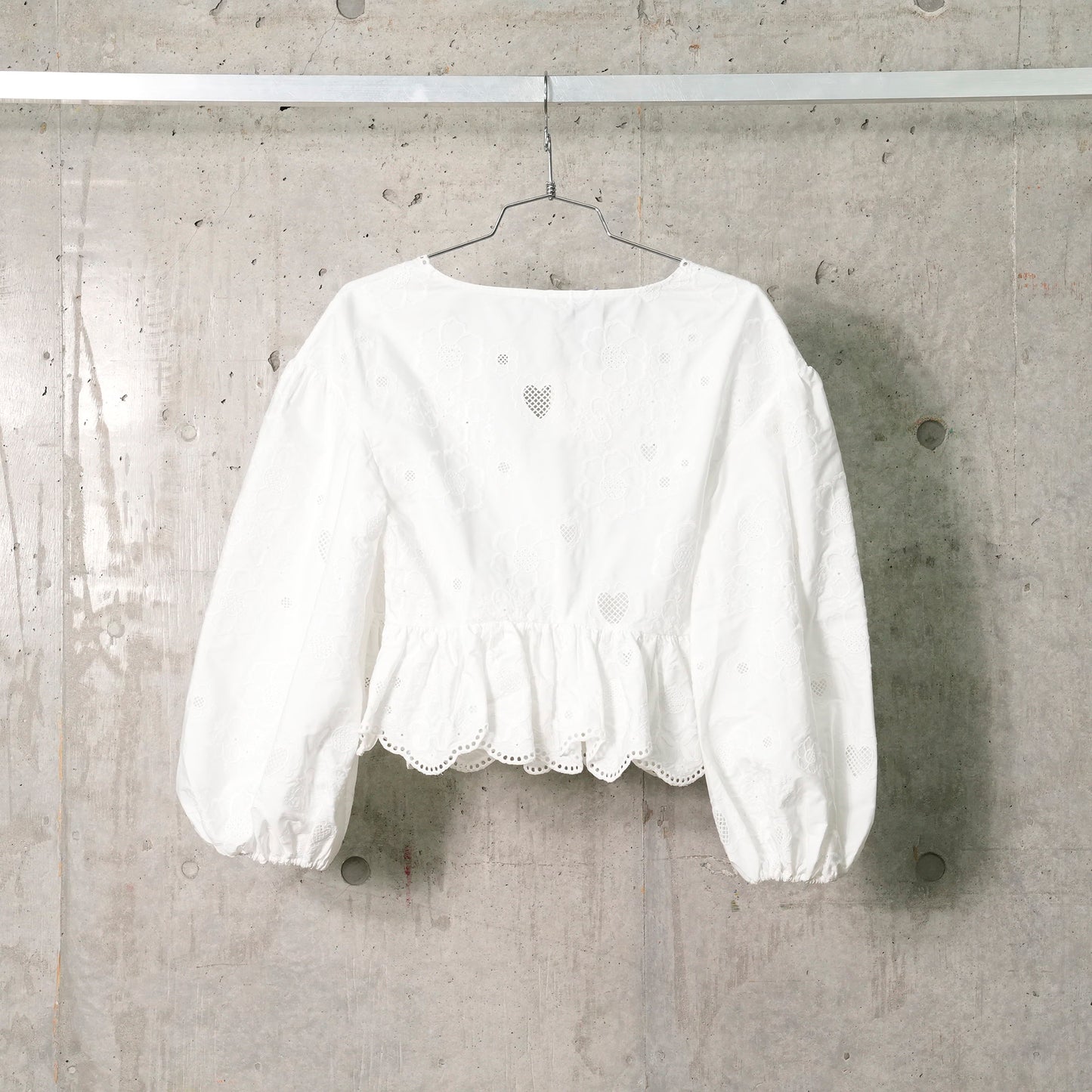 BRODERIE ANGLAISE PUFF SLEEVE BLOUSE / WHITE