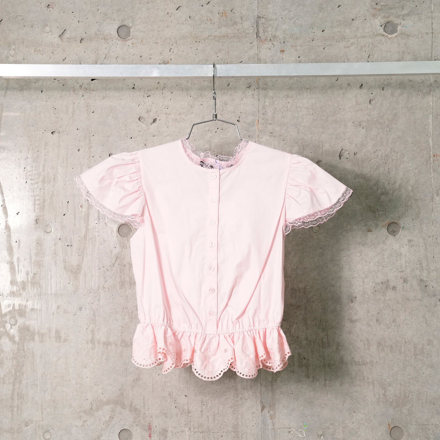 BRODERIE ANGLAISE RUFFLE TOP / PINK