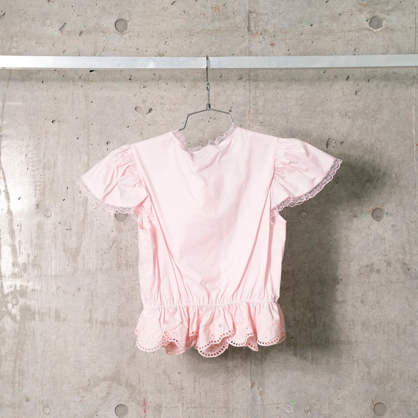 BRODERIE ANGLAISE RUFFLE TOP / PINK