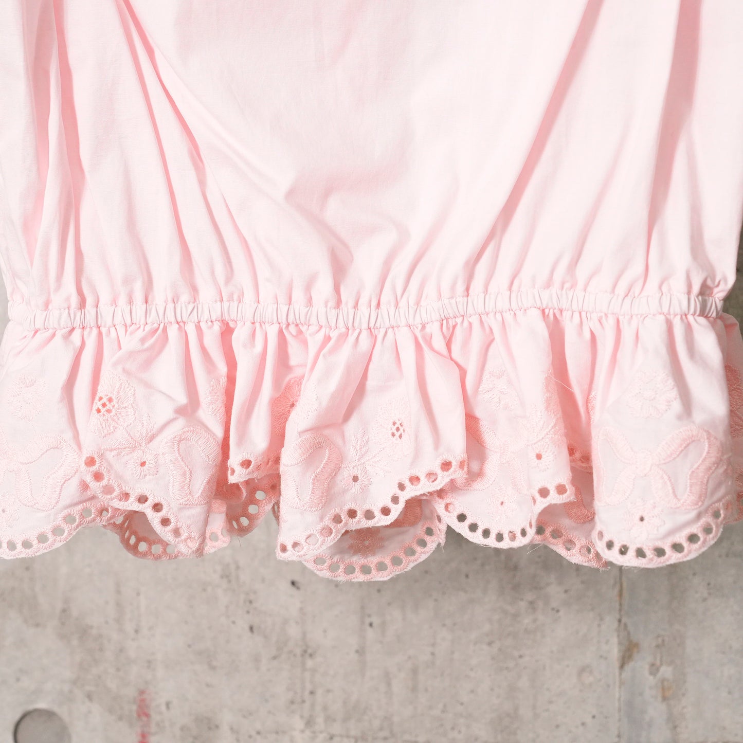 BRODERIE ANGLAISE RUFFLE TOP / PINK