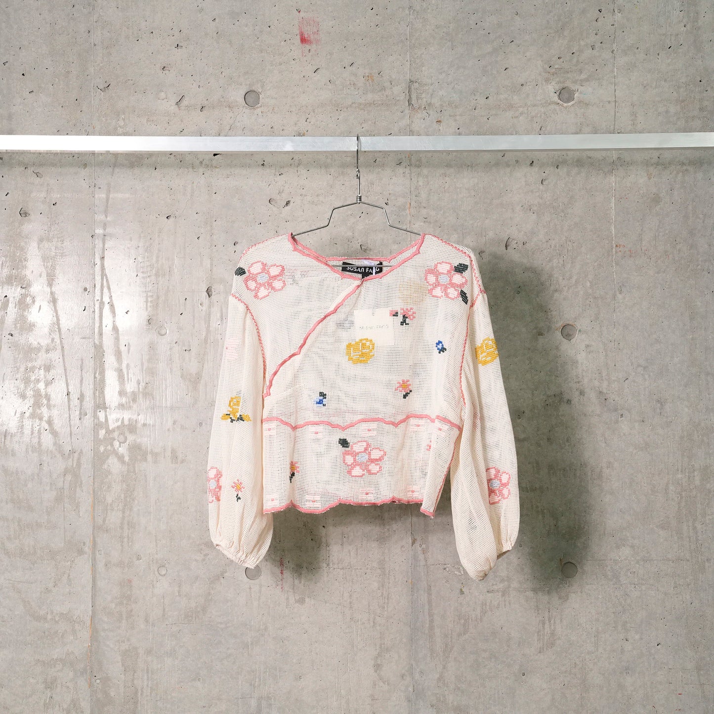 GRID EMBROIDEREDFLOWER BLOUSE / BEIGE/PINK