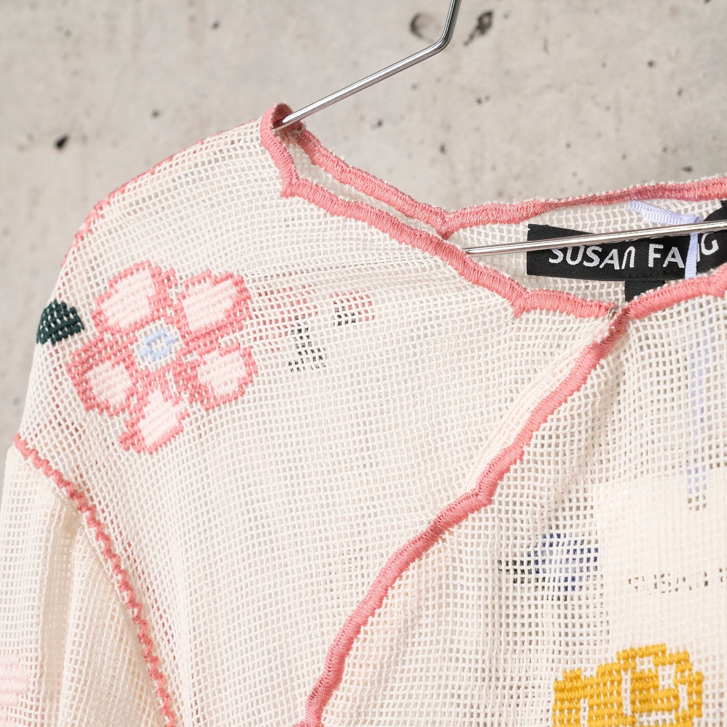 GRID EMBROIDEREDFLOWER BLOUSE / BEIGE/PINK