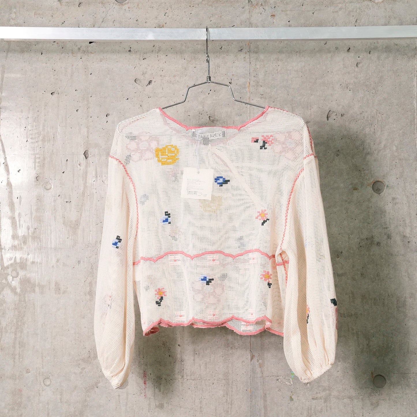 GRID EMBROIDEREDFLOWER BLOUSE / BEIGE/PINK