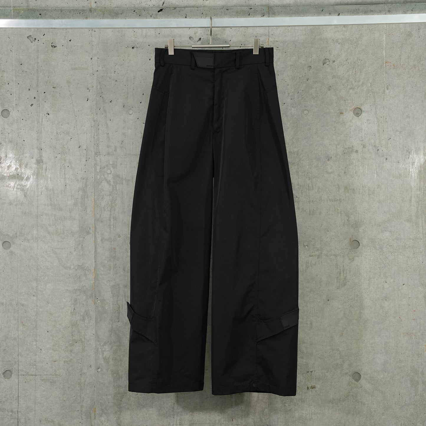 RUBBER LOGO WIDE PANTS / BLACK