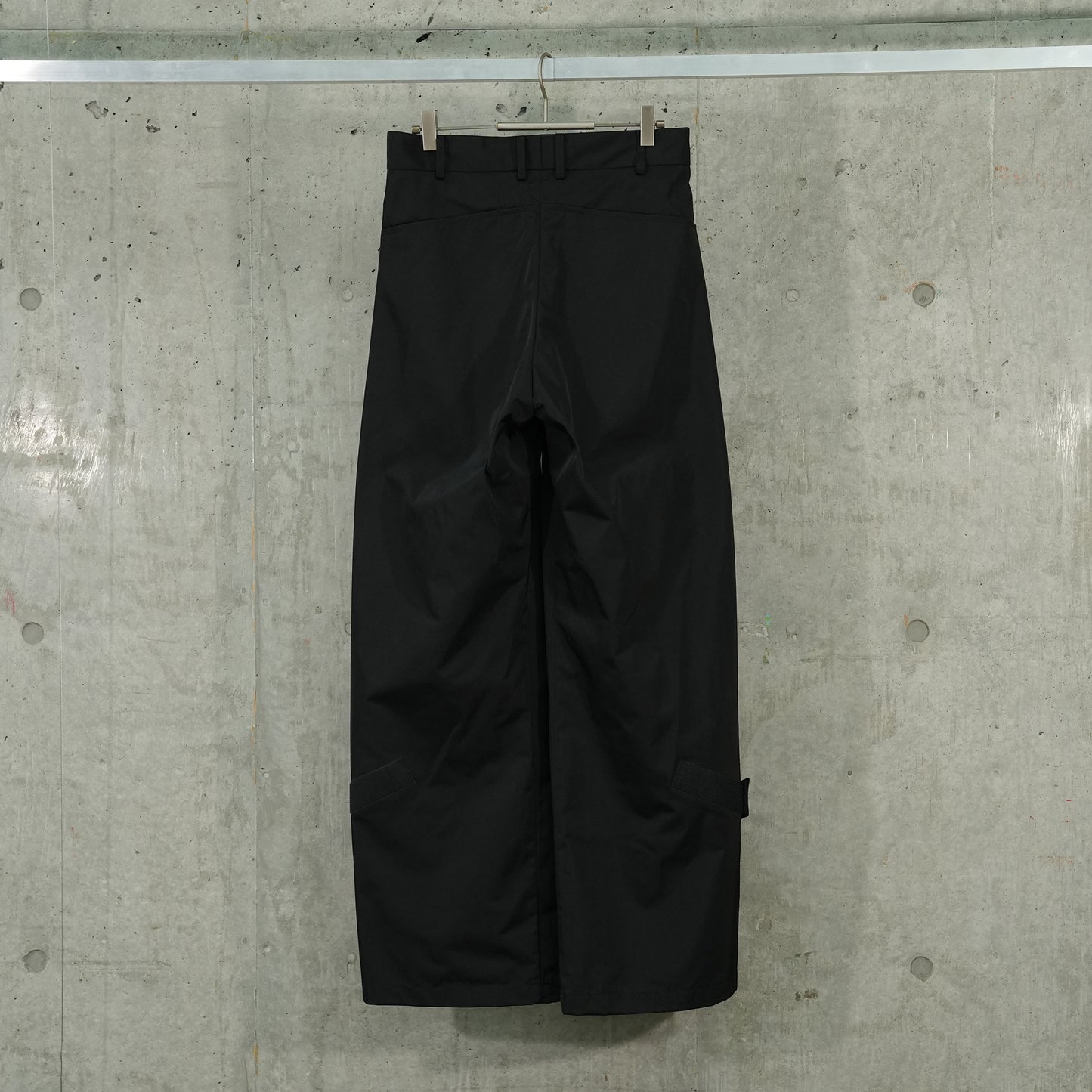 RUBBER LOGO WIDE PANTS / BLACK