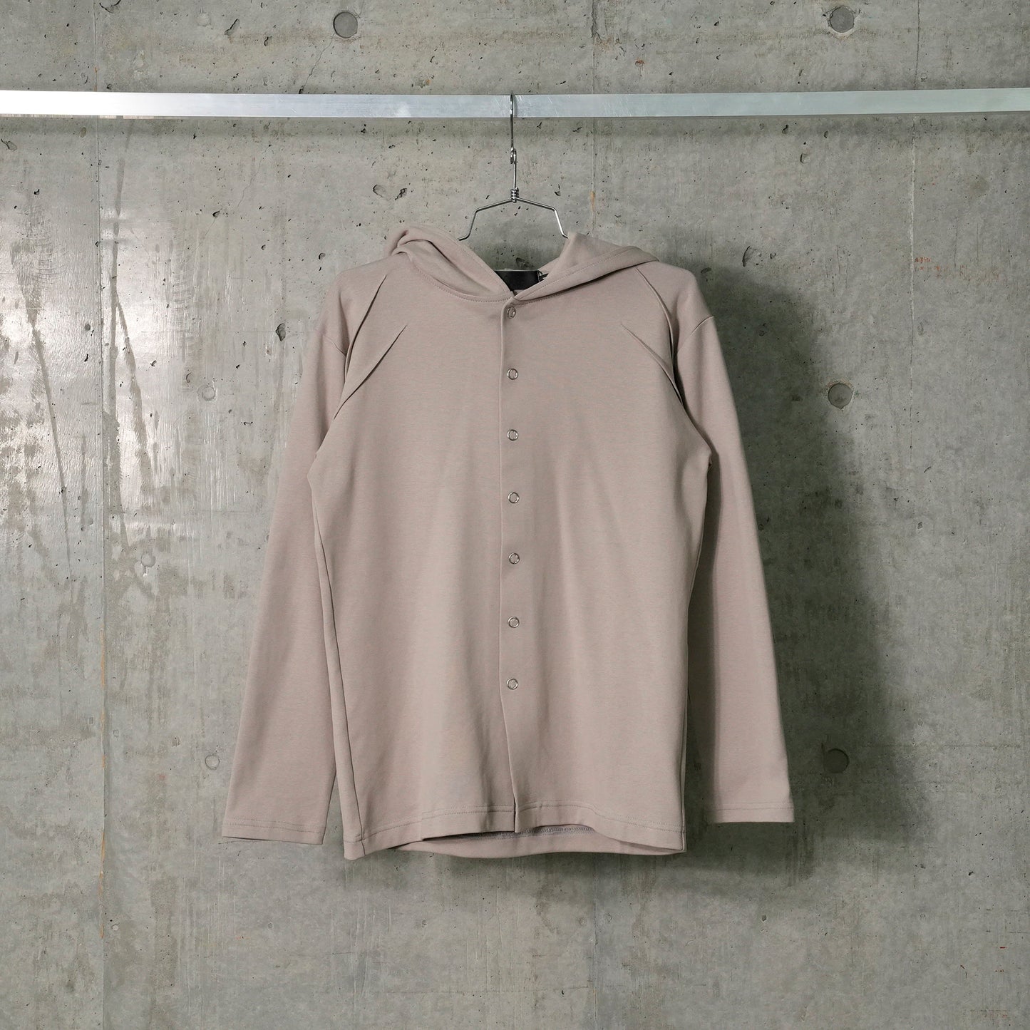 MIRROR BUTTON SNAPS HOODIE / TAUPE