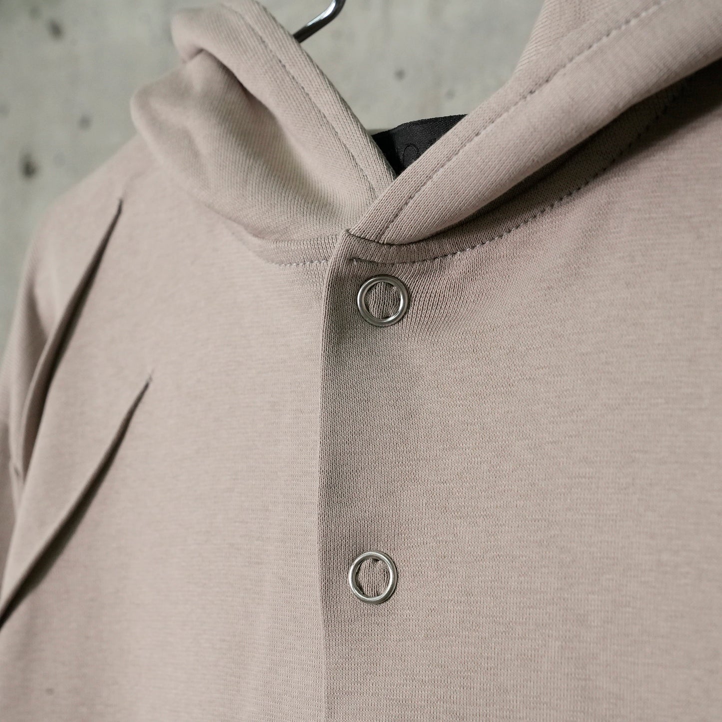 MIRROR BUTTON SNAPS HOODIE / TAUPE