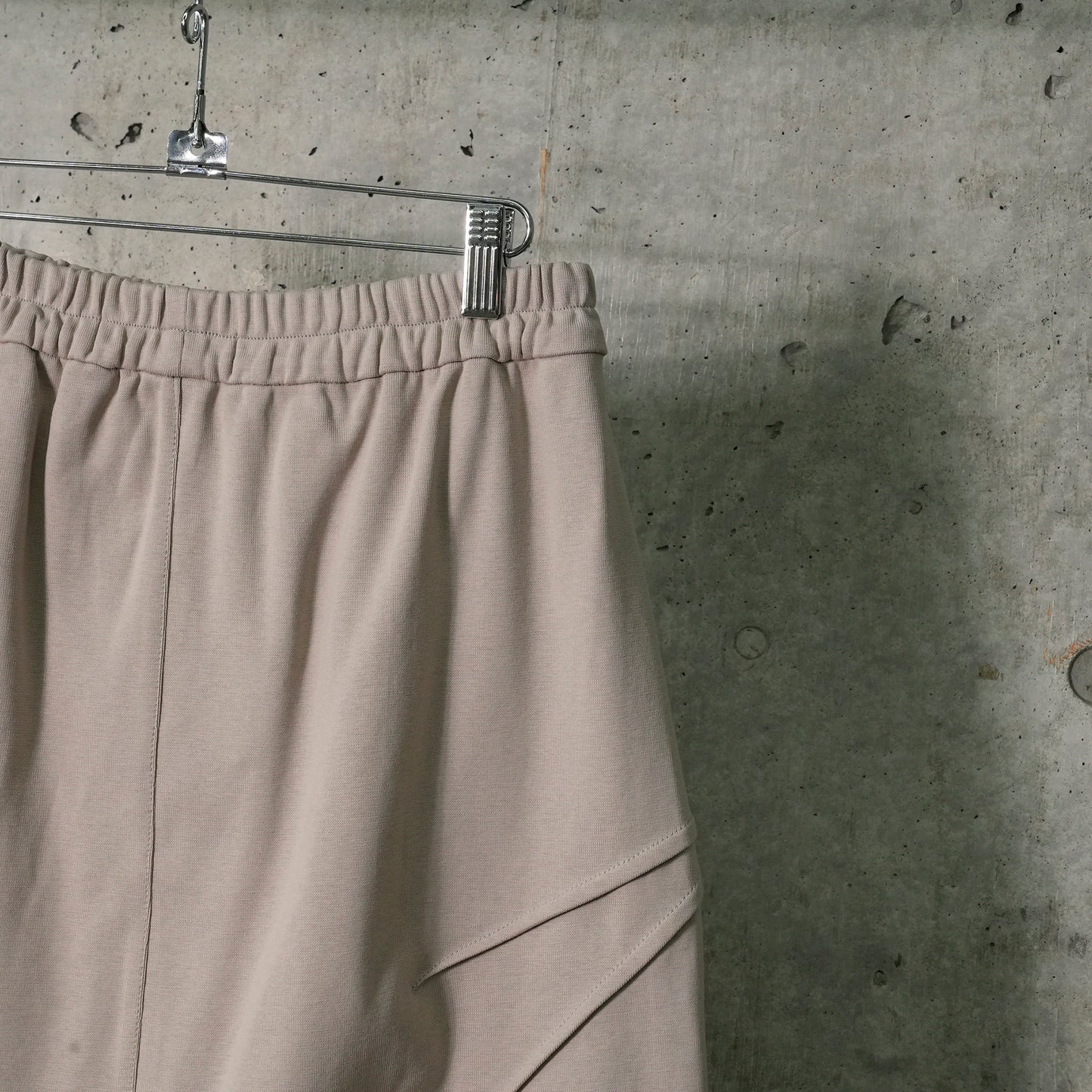 MIRROR BUTTON SKIRT / TAUPE