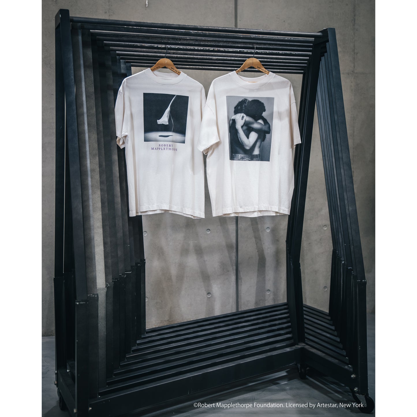 SAINT Mxxxxxx x Rober Mapplethorpe MT_SS TEE/EMBRACE / WHITE