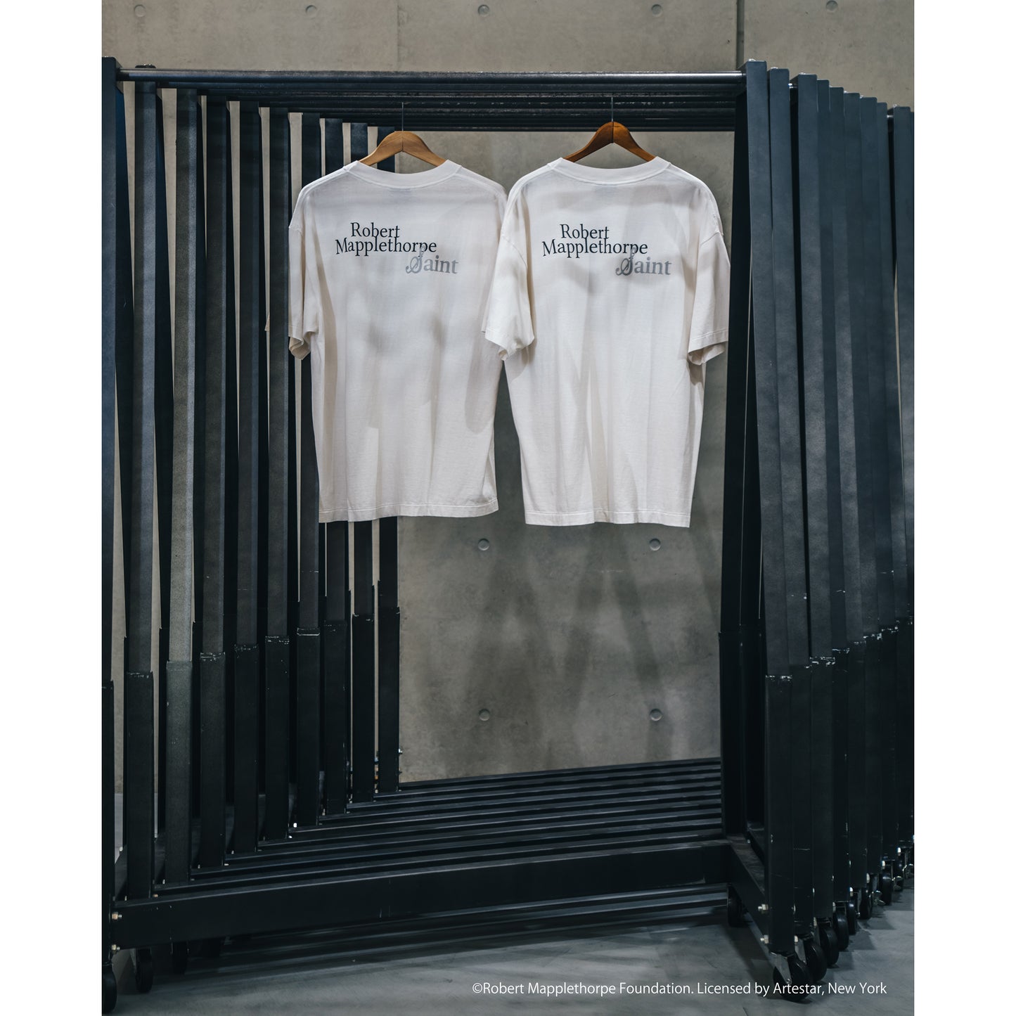 SAINT Mxxxxxx x Rober Mapplethorpe MT_SS TEE/EMBRACE / WHITE