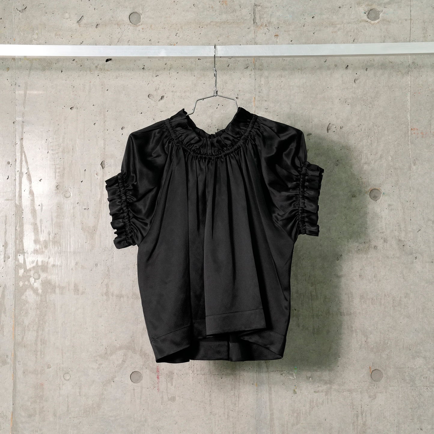 ELASTICATED GATHRED RUFFLE TULIP TOP / 150:BLACK