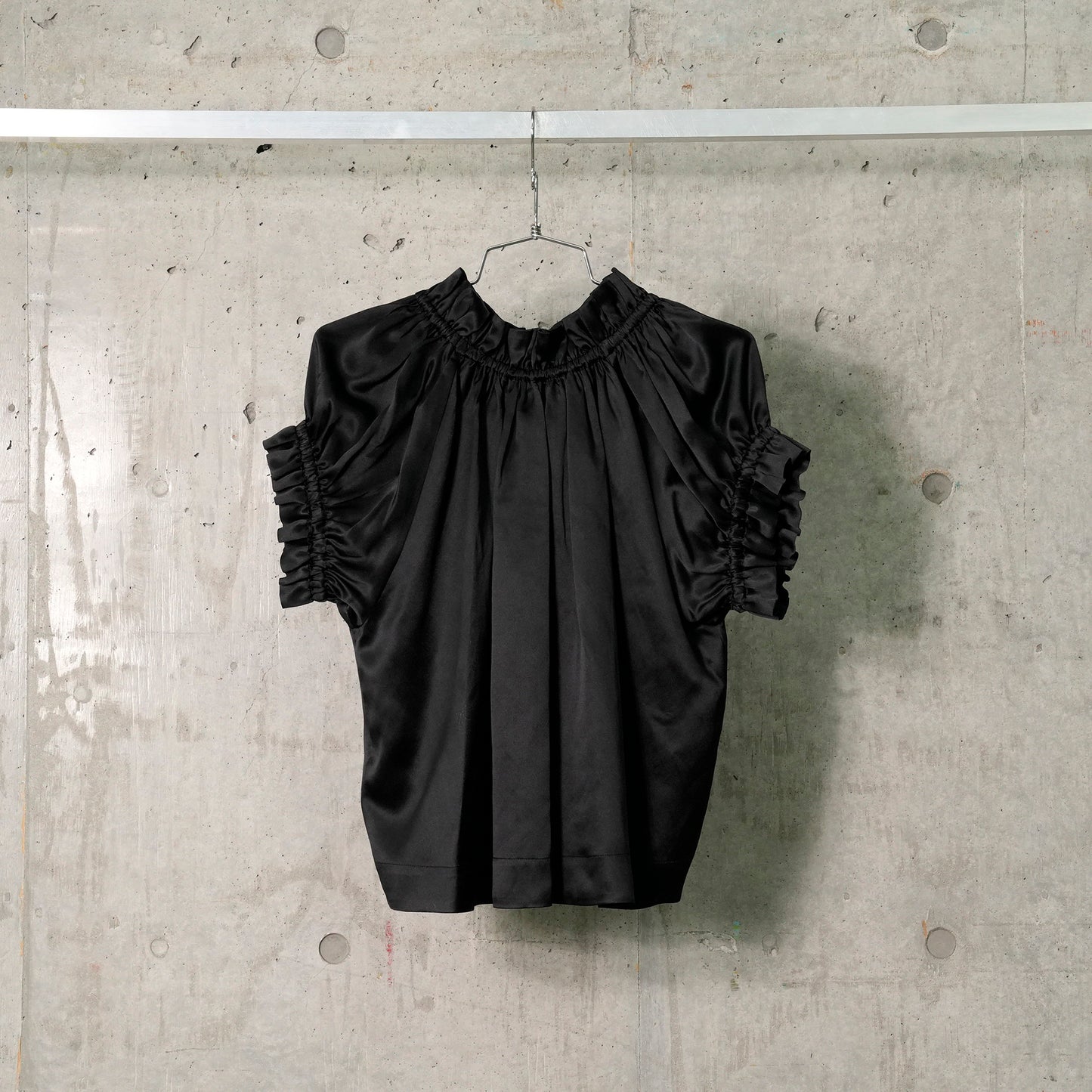 ELASTICATED GATHRED RUFFLE TULIP TOP / 150:BLACK