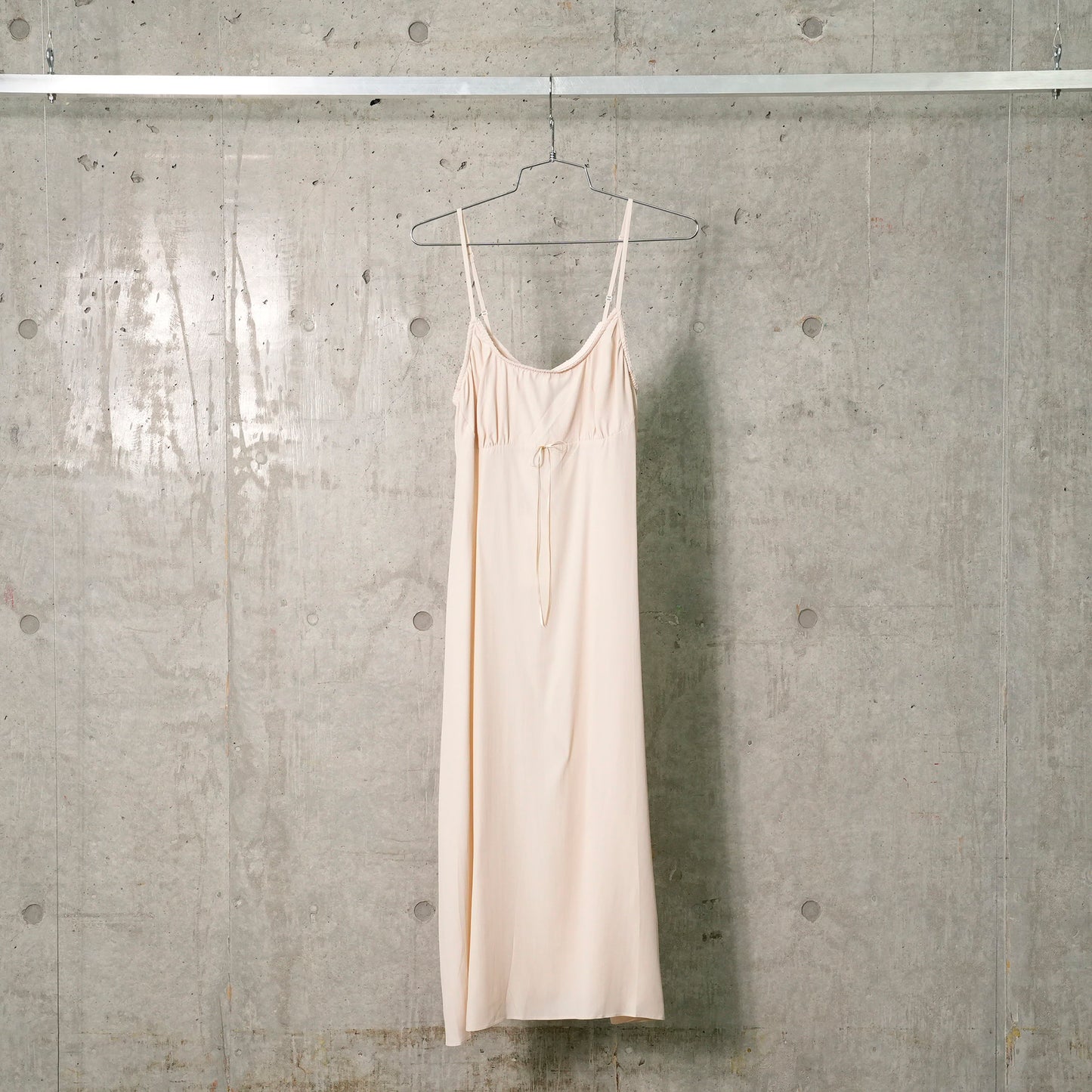 NEGLIGEE BOW DETAIL SLIP DRESS / 700:NUDE