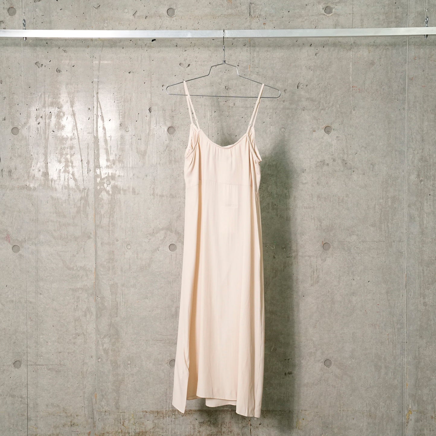 NEGLIGEE BOW DETAIL SLIP DRESS / 700:NUDE