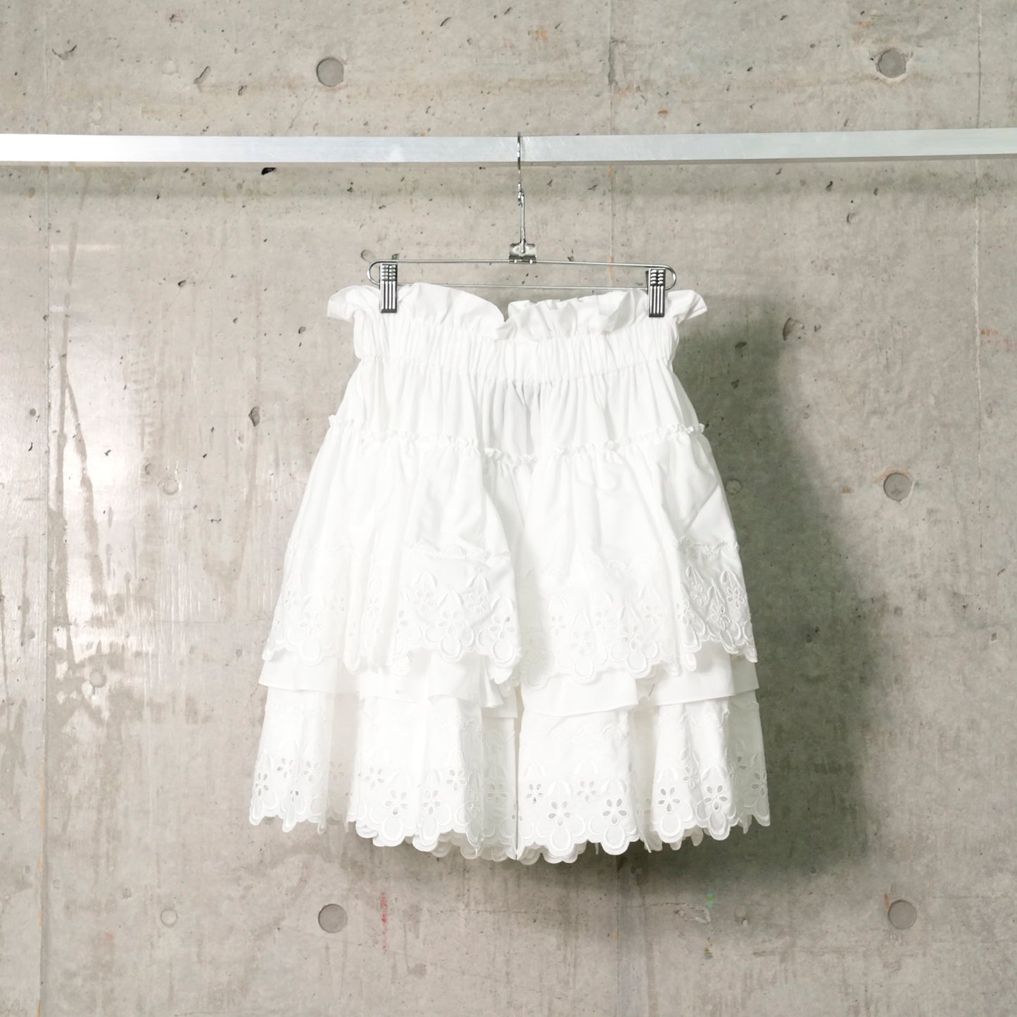 ELASTICATED FRILLY TIERED MINI SKIRT W/TRIM / 100:WHITE