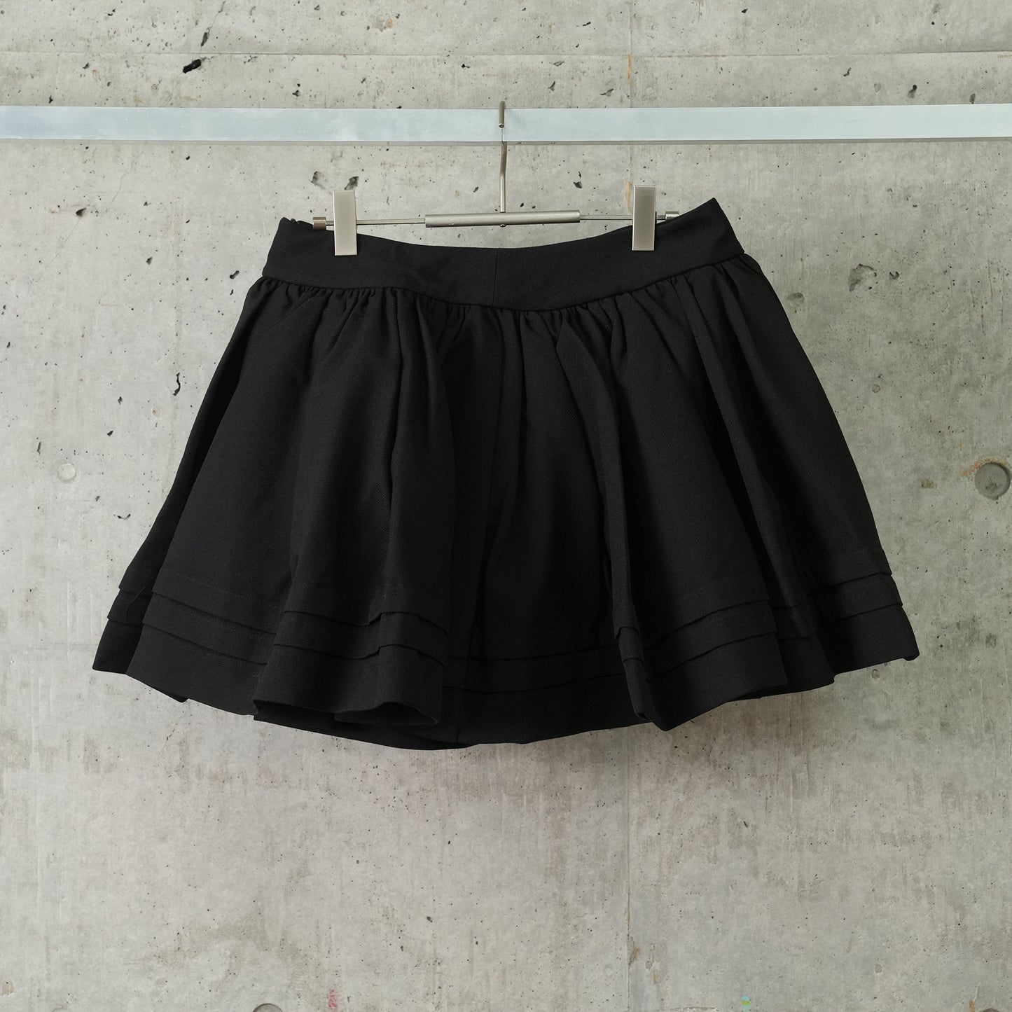 TUCK-EDGE SHORT SKIRT / BLACK