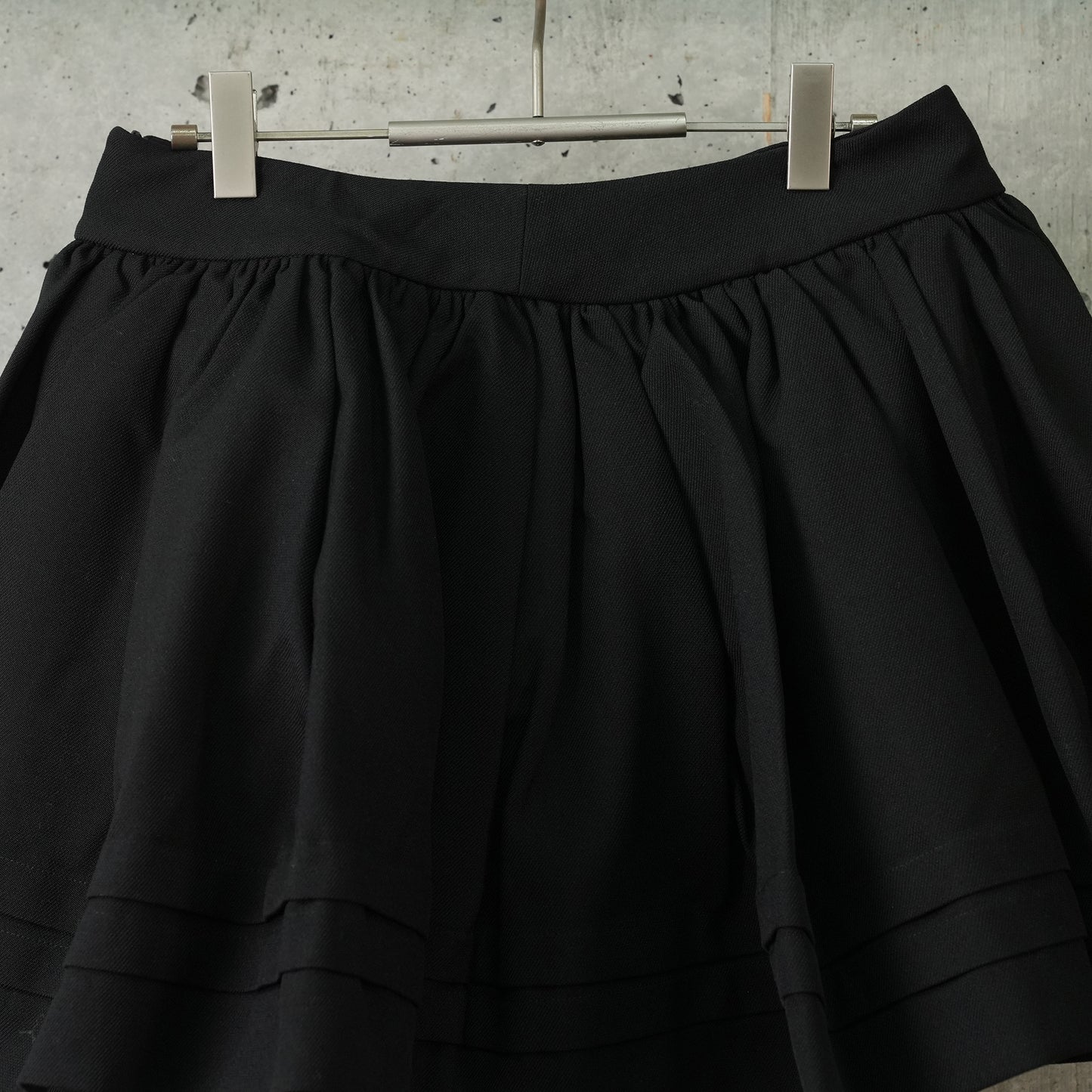 TUCK-EDGE SHORT SKIRT / BLACK