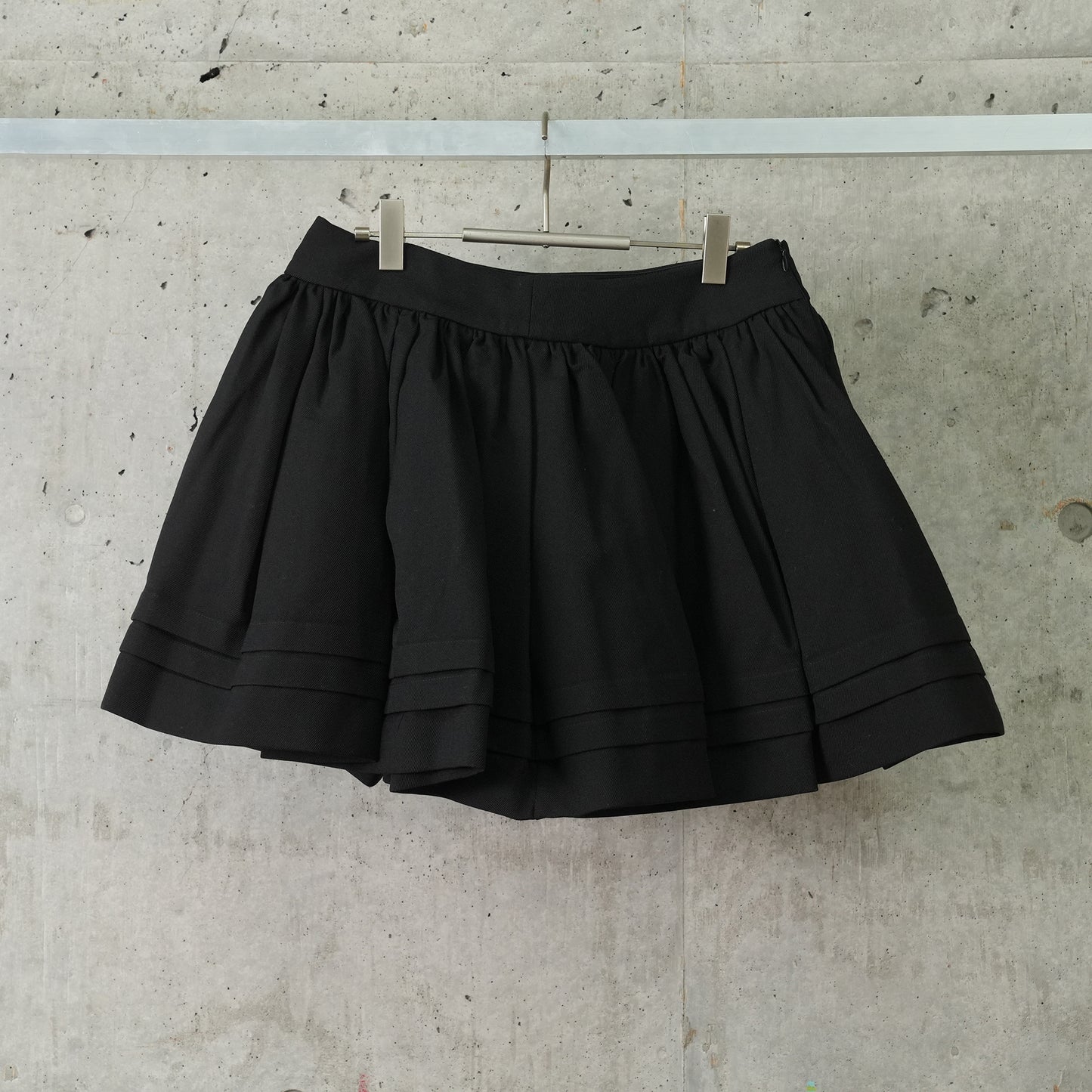 TUCK-EDGE SHORT SKIRT / BLACK