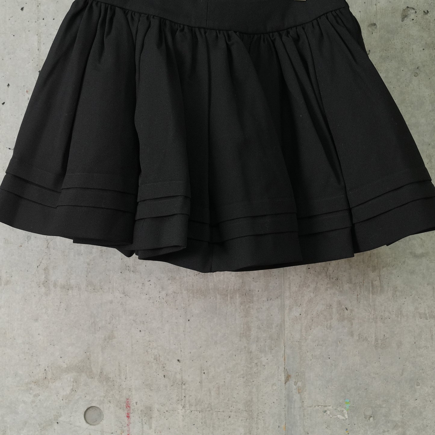 TUCK-EDGE SHORT SKIRT / BLACK