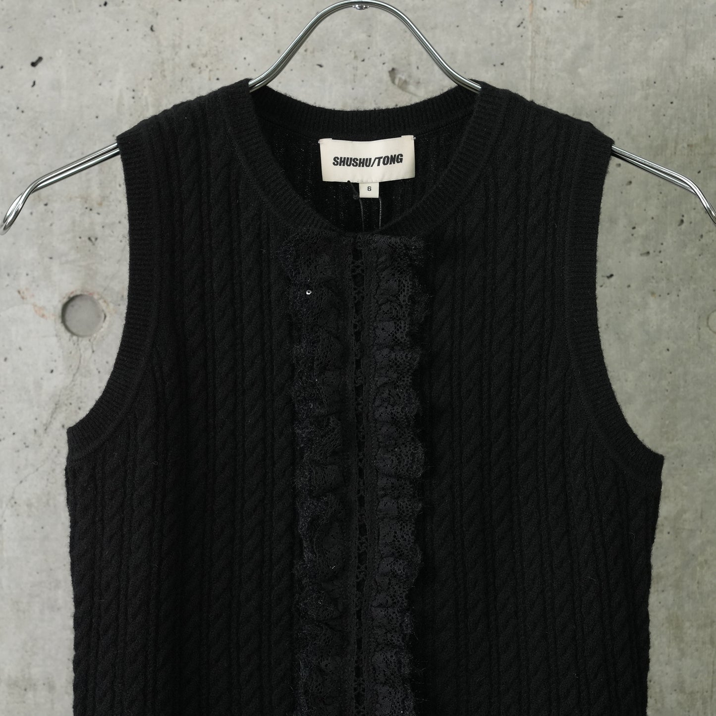 EMBELLISHED SLEEVELESS KNITWEAR TOP / BLACK