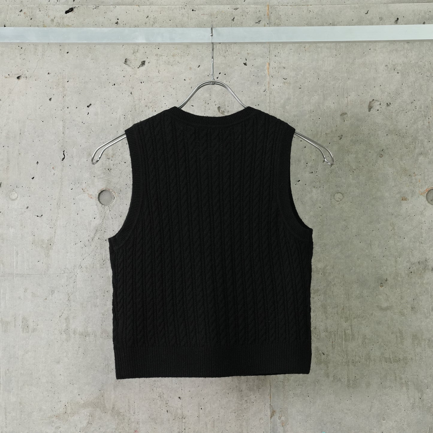 EMBELLISHED SLEEVELESS KNITWEAR TOP / BLACK