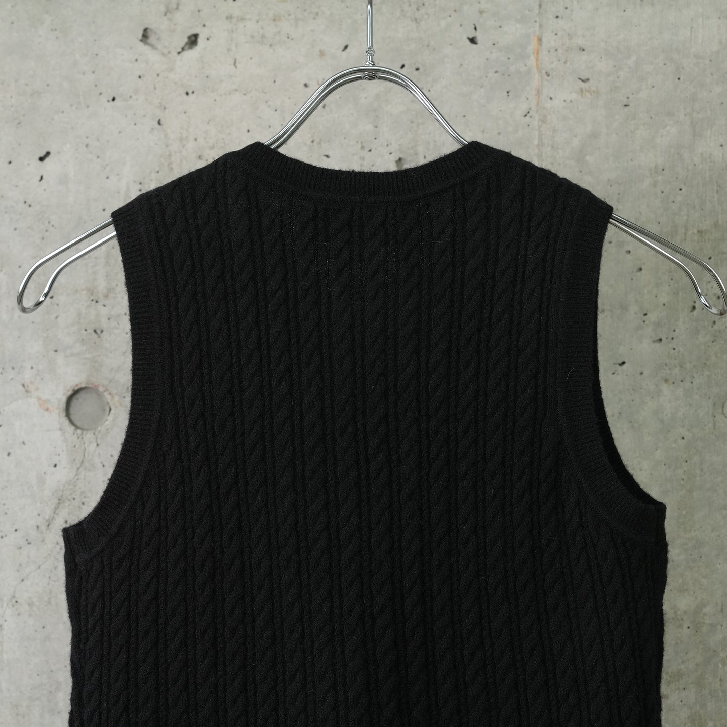 EMBELLISHED SLEEVELESS KNITWEAR TOP / BLACK