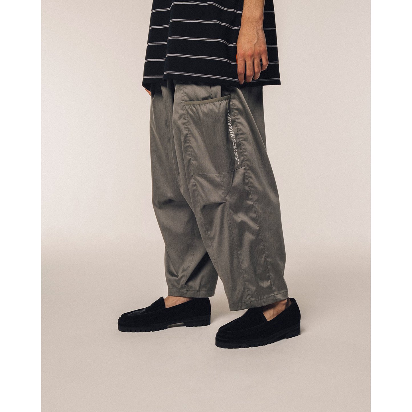 STRIPE CROPPED CARGO PANTS / GREY